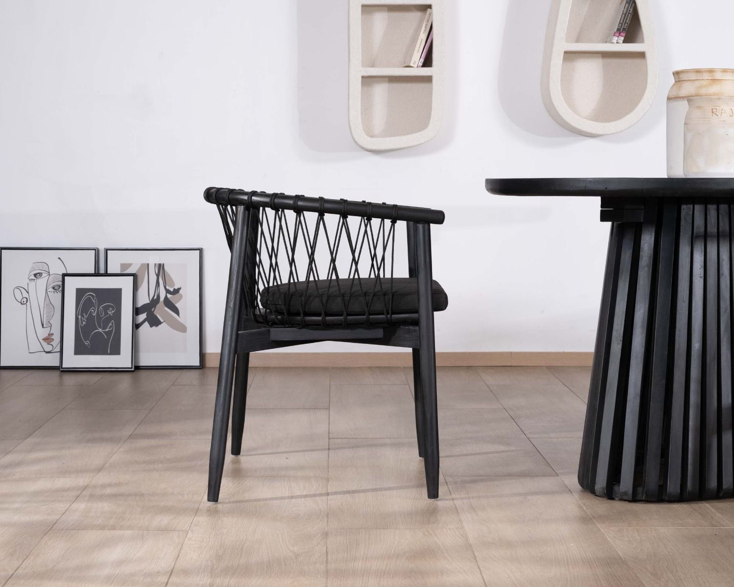 Silla de comedor negra de madera y cuerda trenzada «Katue»