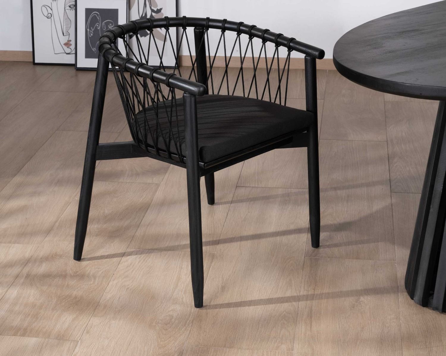 Silla de comedor negra de madera y cuerda trenzada «Katue»