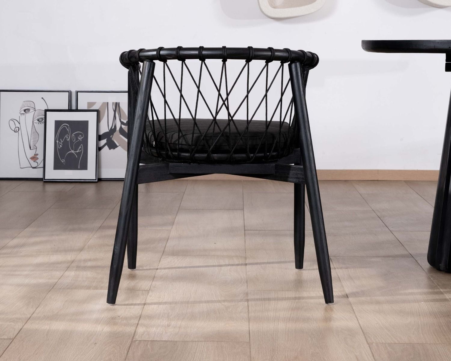 Silla de comedor negra de madera y cuerda trenzada «Katue»
