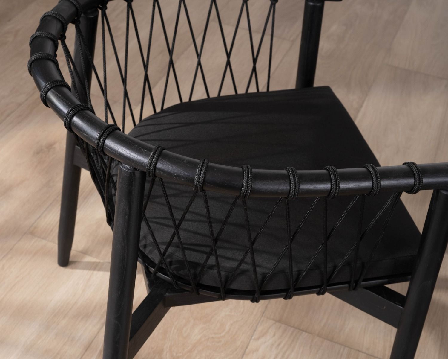 Silla de comedor negra de madera y cuerda trenzada «Katue»