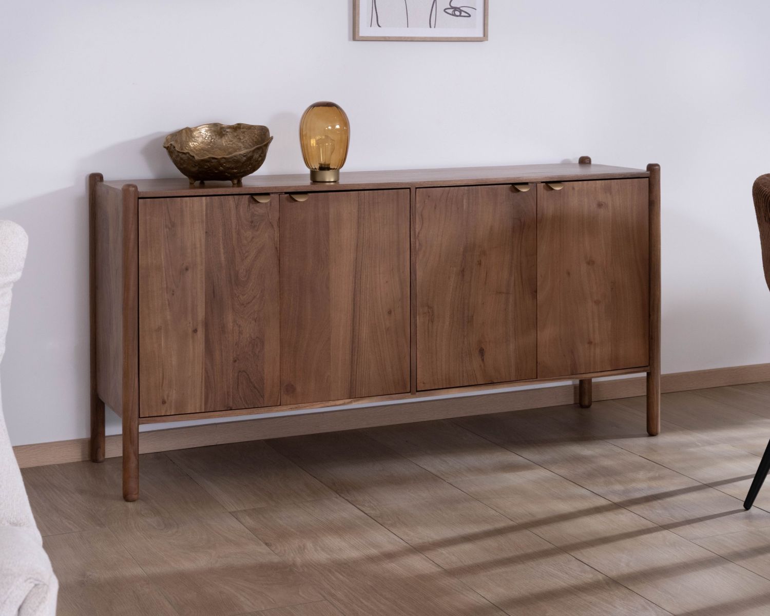 Aparador de acacia maciza «Yona» de 4 puertas con un diseño minimalista