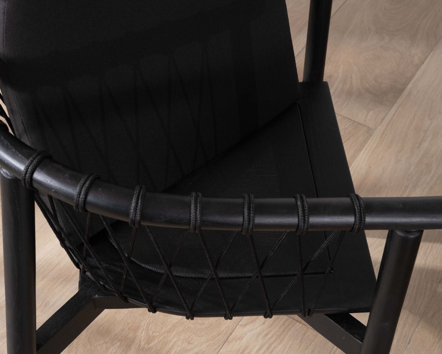 Silla de comedor negra de madera y cuerda trenzada «Katue»