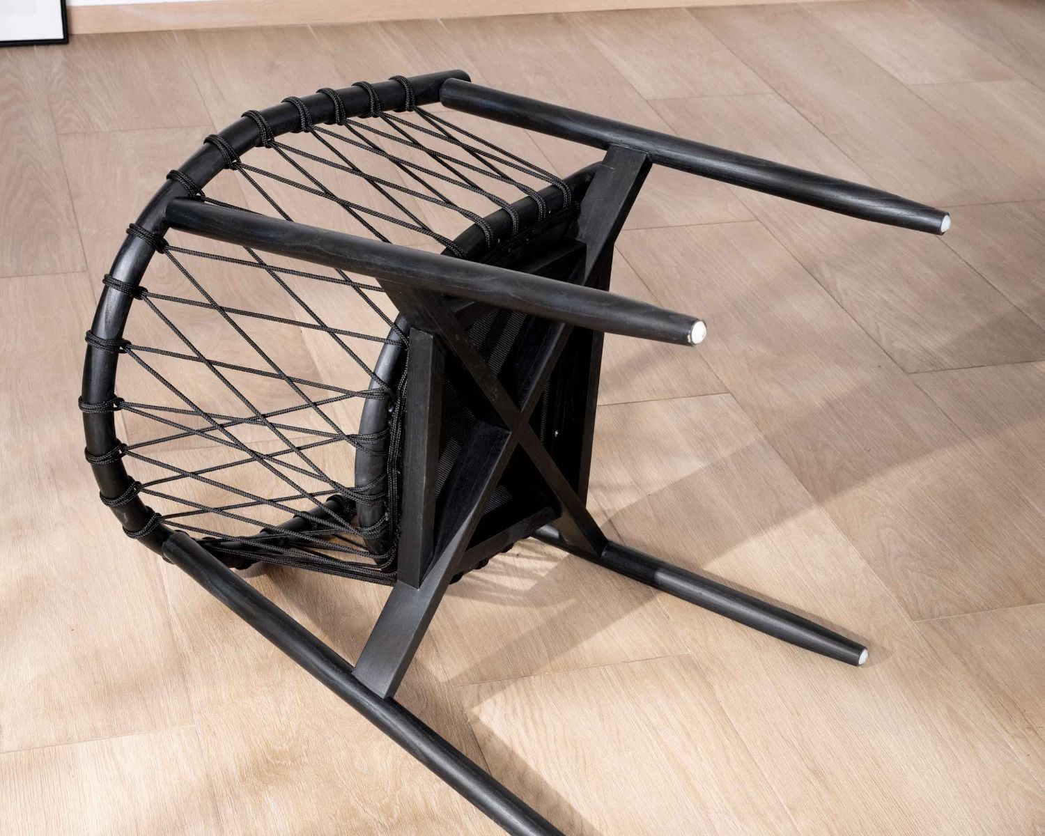 Silla de comedor negra de madera y cuerda trenzada «Katue»