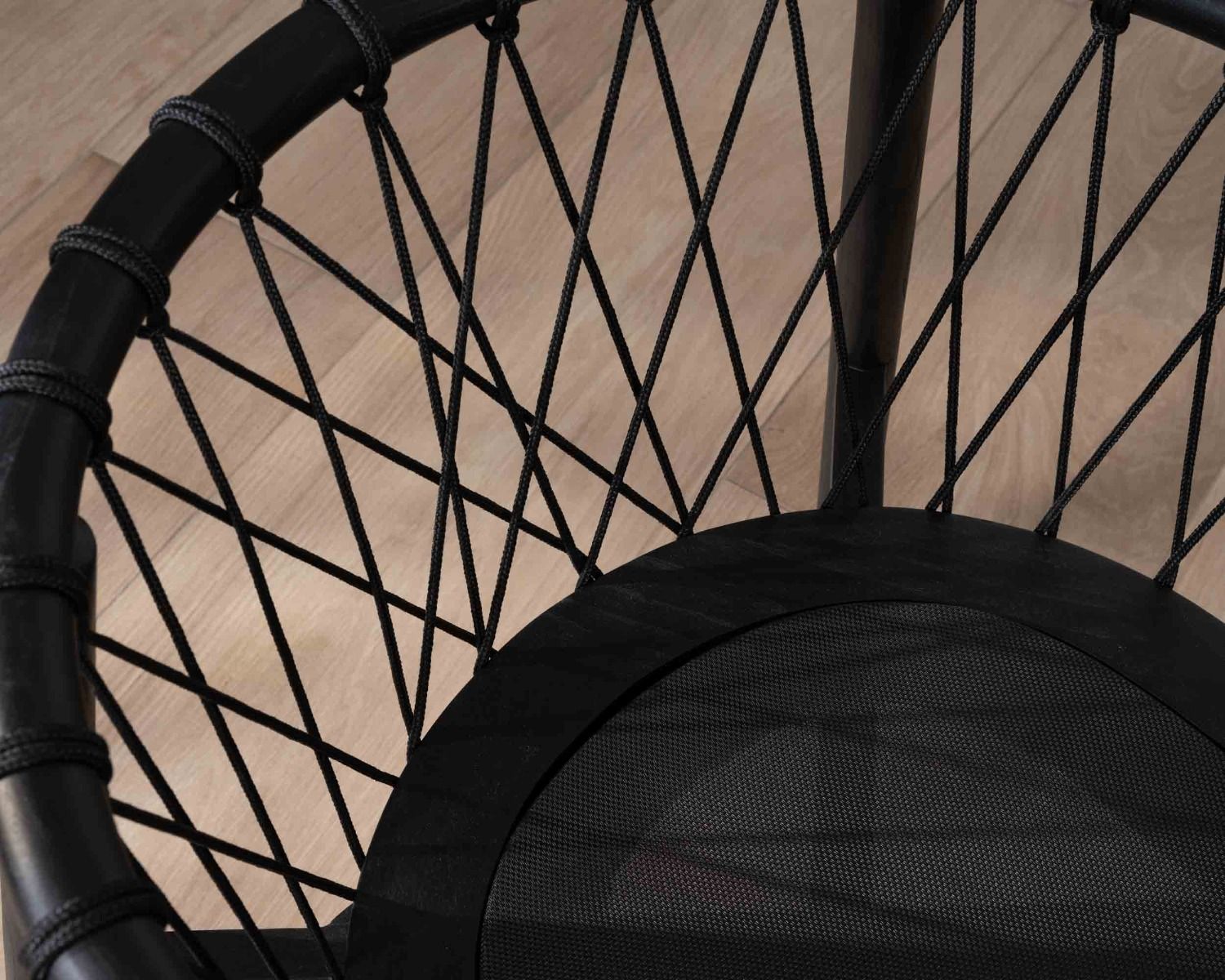 Silla de comedor negra de madera y cuerda trenzada «Katue»