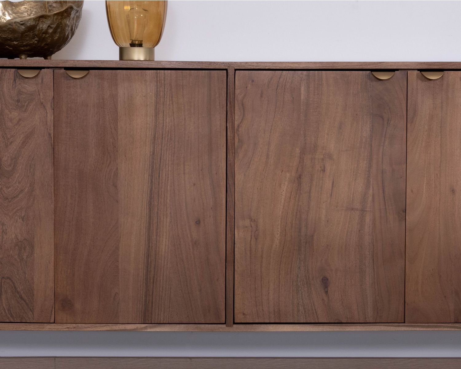 Aparador de acacia maciza «Yona» de 4 puertas con un diseño minimalista