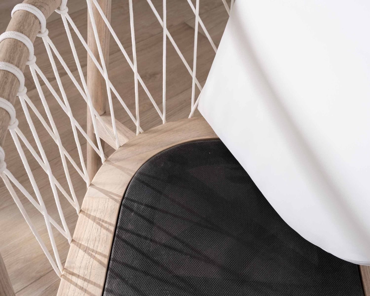 Silla de comedor de madera y cuerda trenzada «Katue»