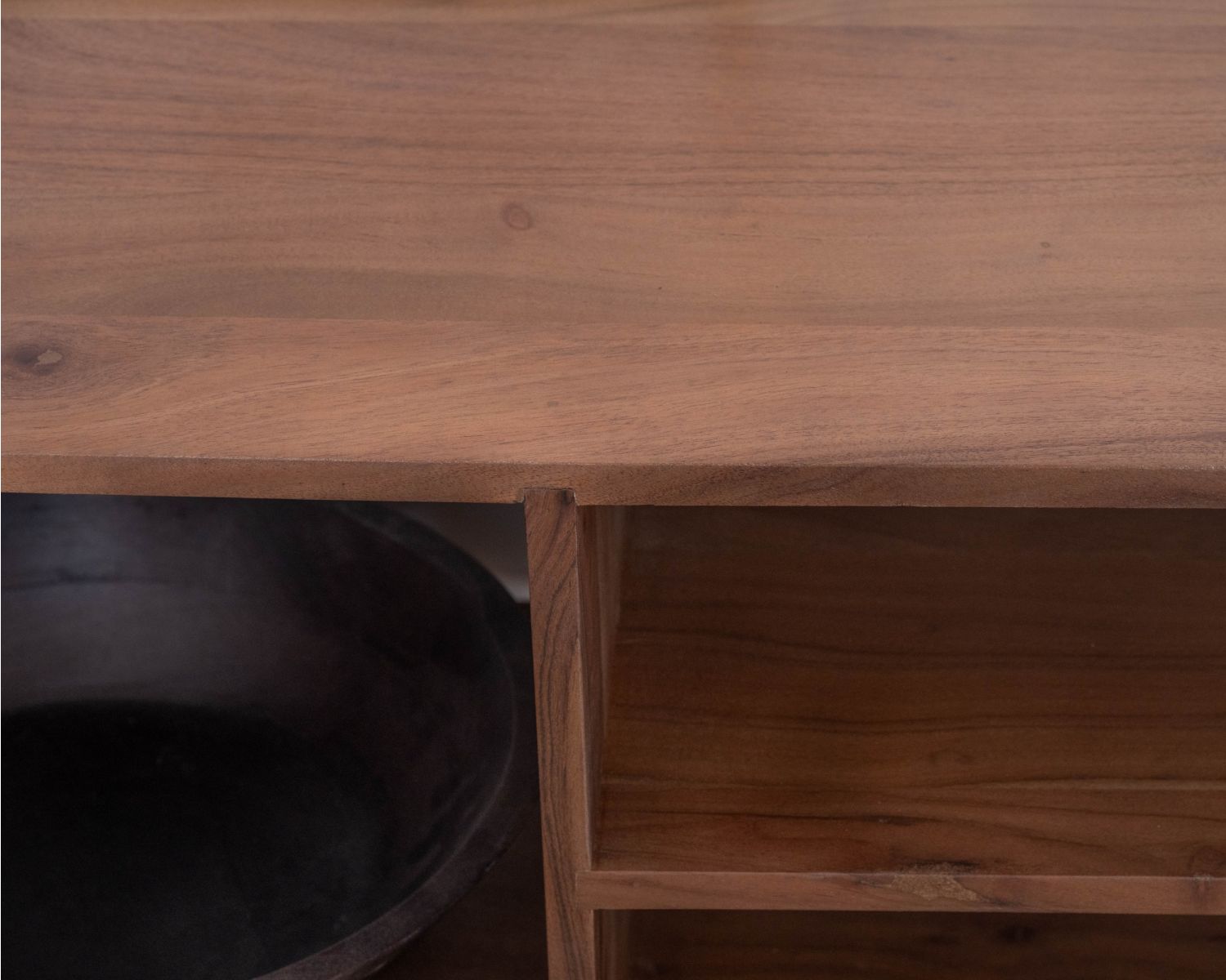 Mueble para la tele de estilo «japandi» «Yona», de acacia maciza, 130 cm