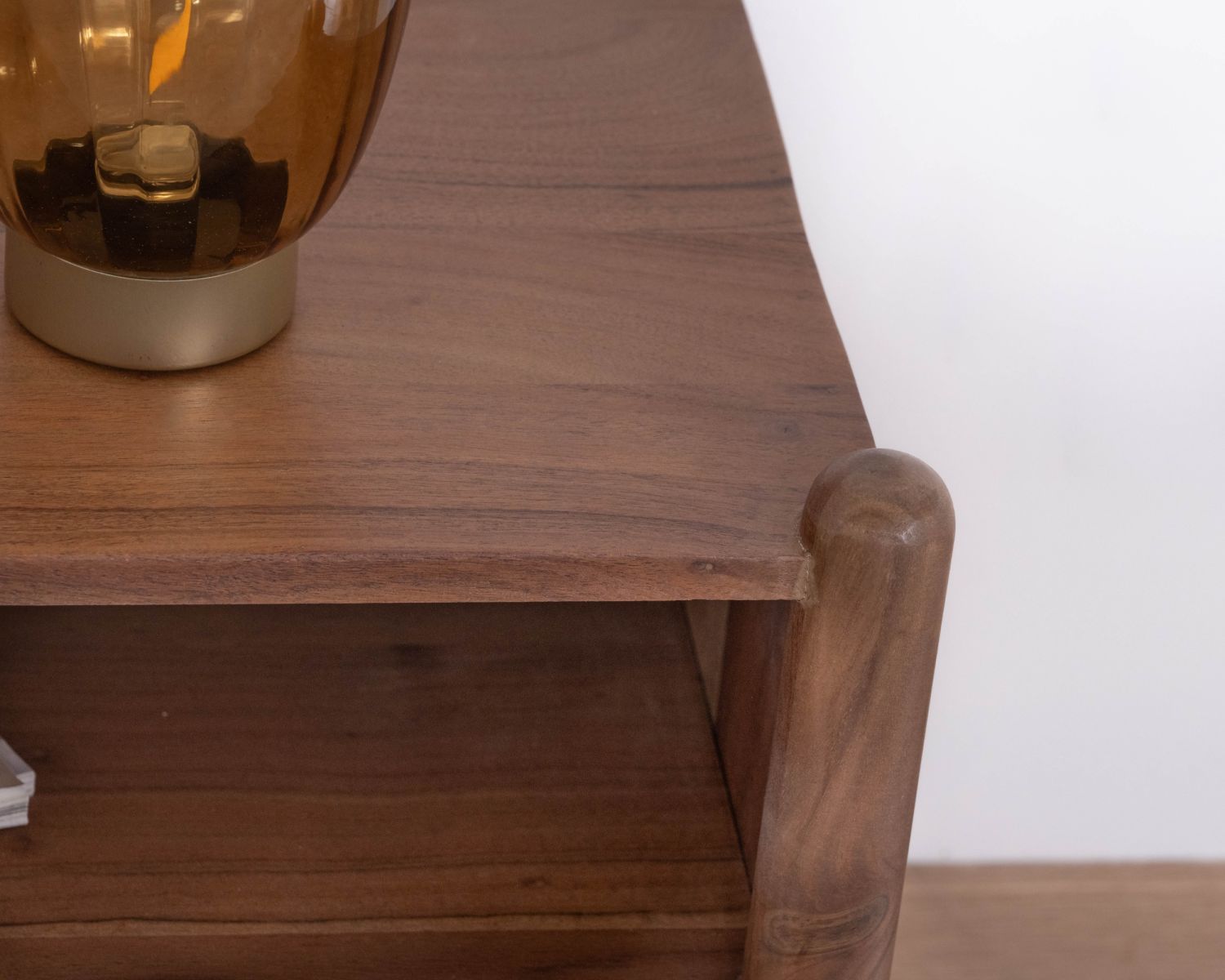 Mueble para la tele de estilo «japandi» «Yona», de acacia maciza, 130 cm