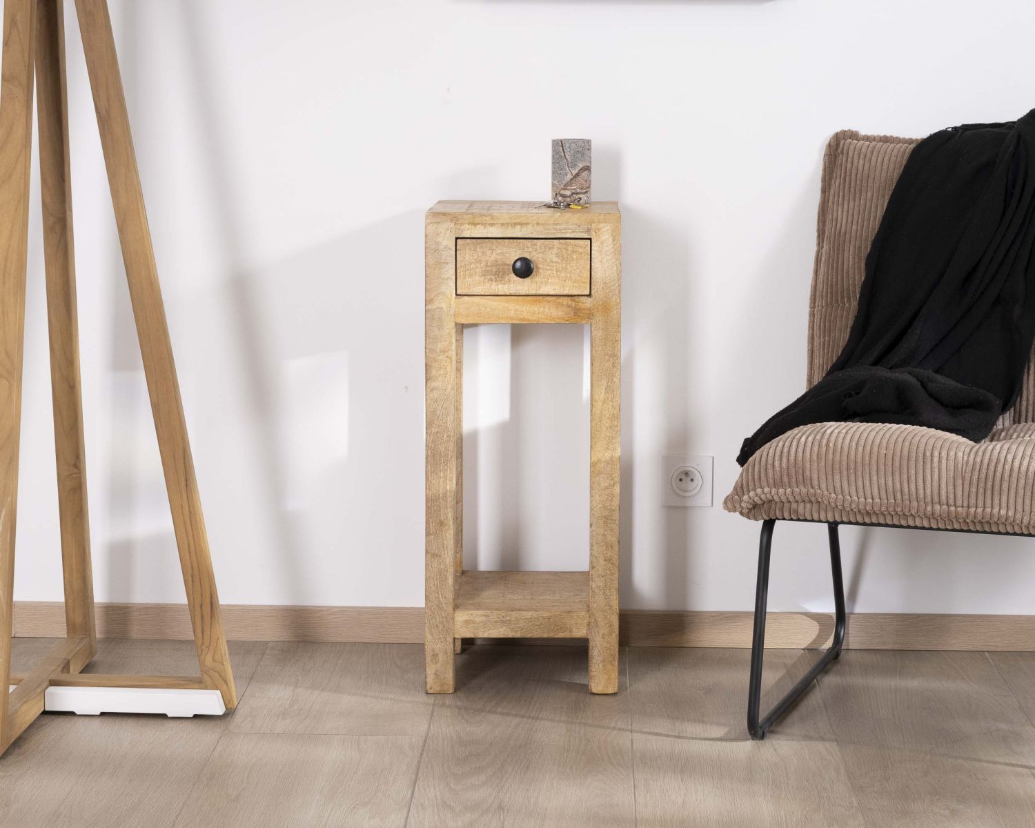Mesita de noche alta o con repisa y un cajón «Manoha» de madera de mango, 70 cm de altura