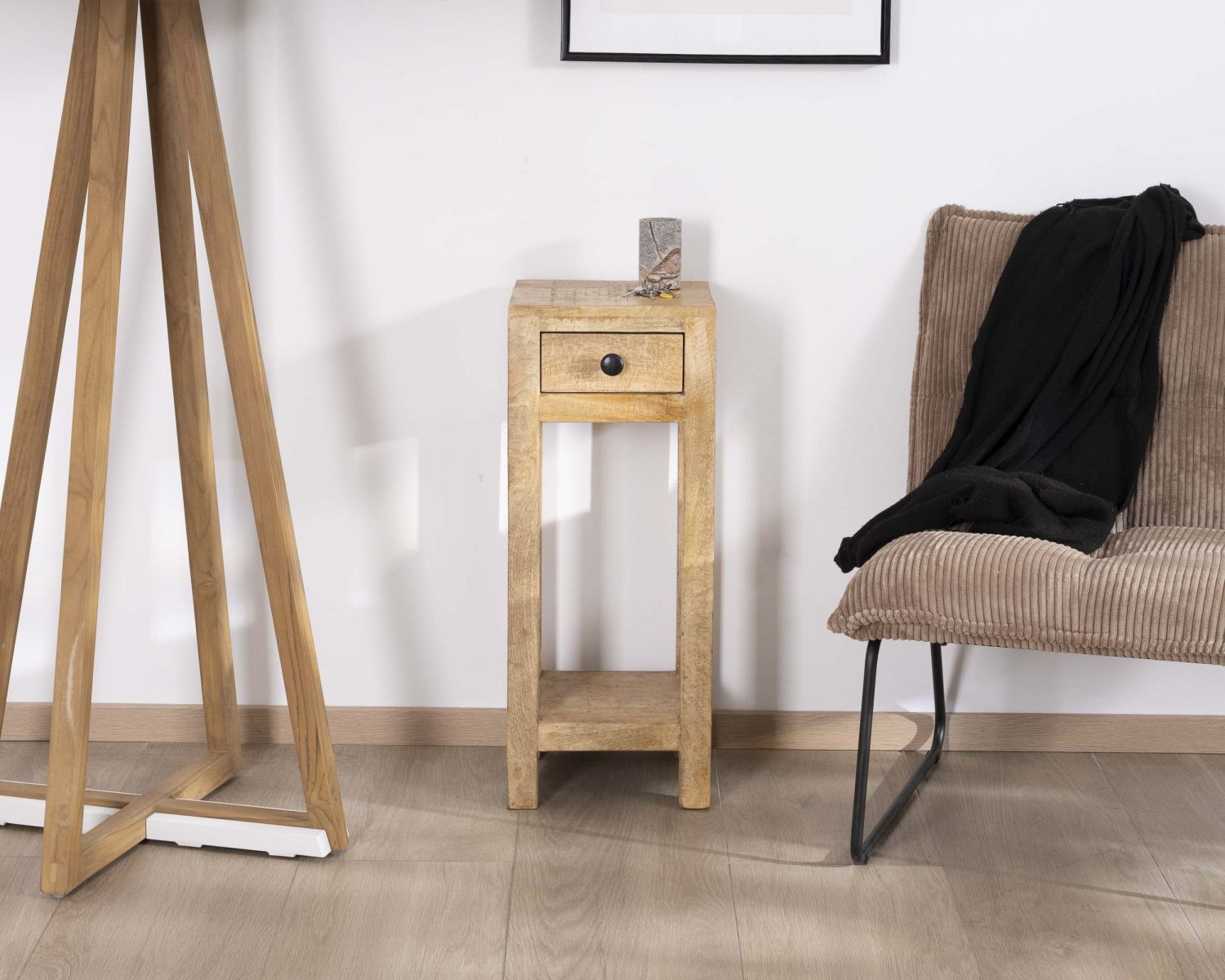 Mesita de noche alta o con repisa y un cajón «Manoha» de madera de mango, 70 cm de altura