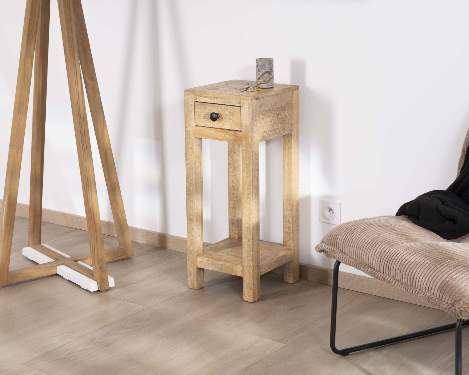 Mesita de noche alta o con repisa y un cajón «Manoha» de madera de mango, 70 cm de altura