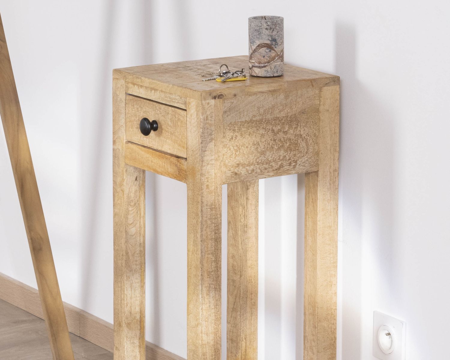 Mesita de noche alta o con repisa y un cajón «Manoha» de madera de mango, 70 cm de altura