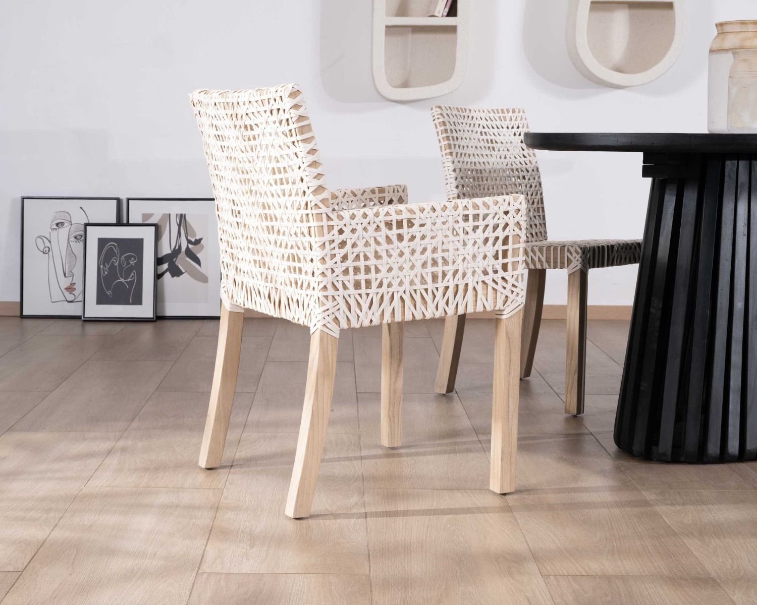 Silla de comedor con reposabrazos de cuero blanco trenzado y teca «Mambow»