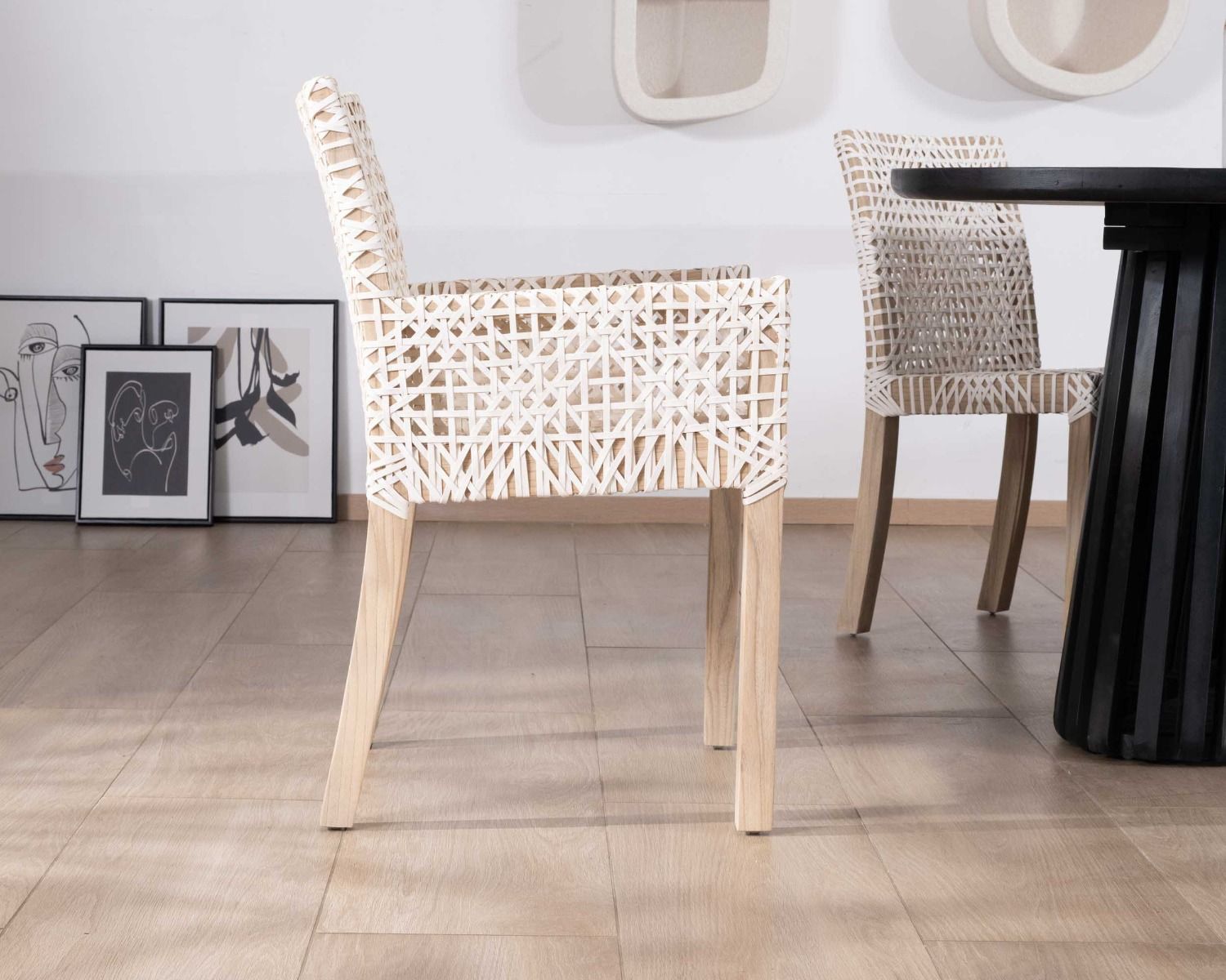 Silla de comedor con reposabrazos de cuero blanco trenzado y teca «Mambow»