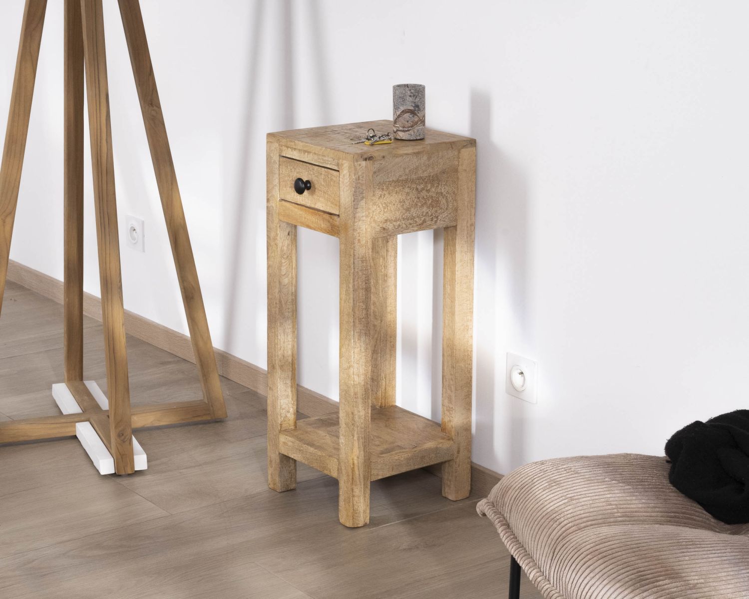 Mesita de noche alta o con repisa y un cajón «Manoha» de madera de mango, 70 cm de altura