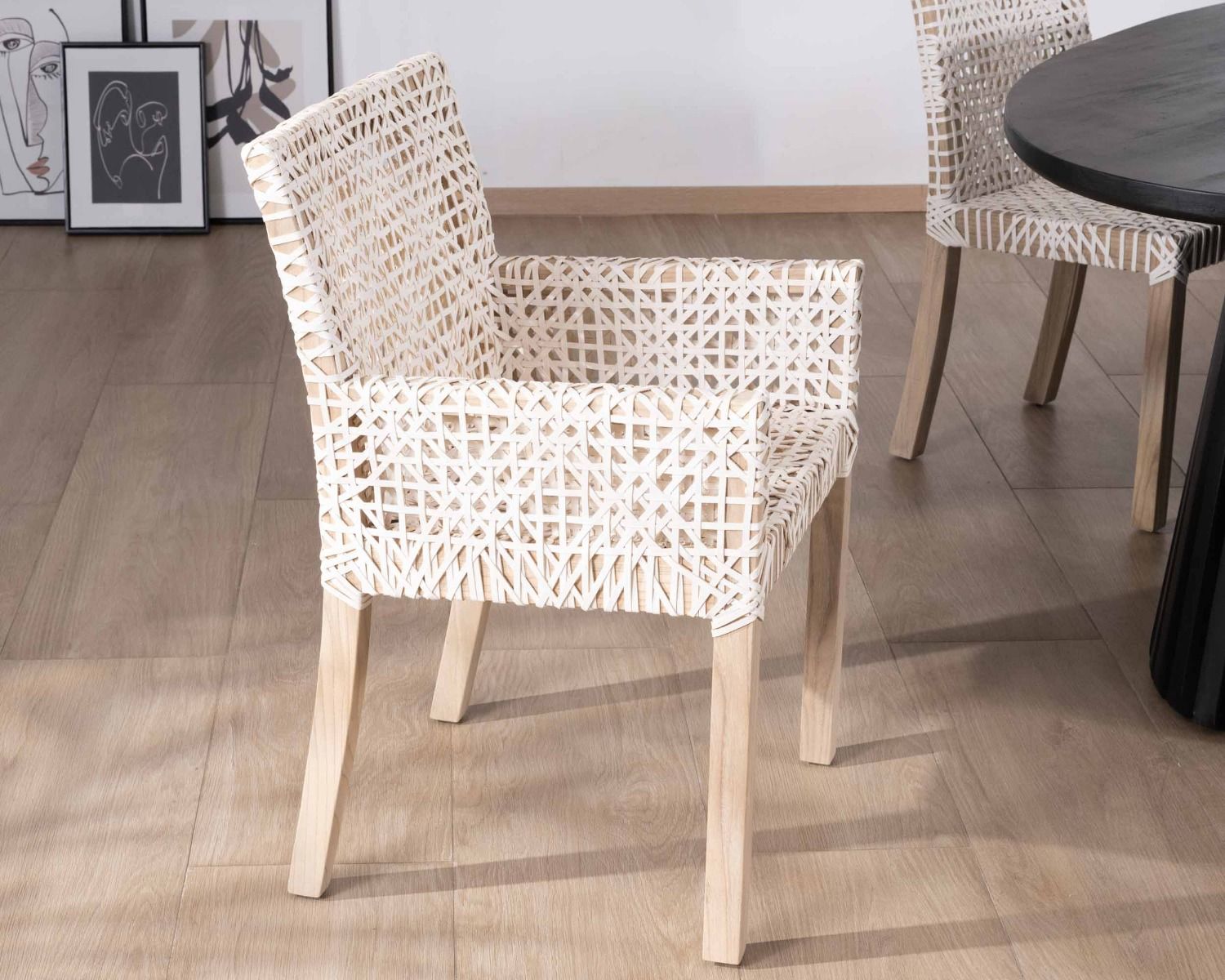 Silla de comedor con reposabrazos de cuero blanco trenzado y teca «Mambow»