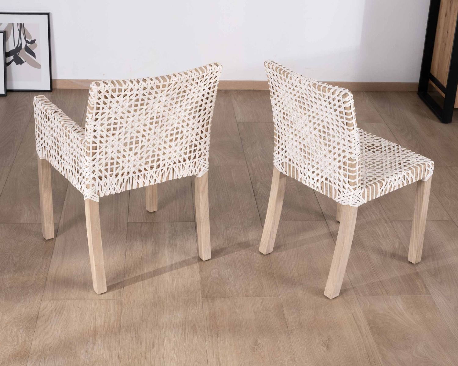 Silla de comedor con reposabrazos de cuero blanco trenzado y teca «Mambow»