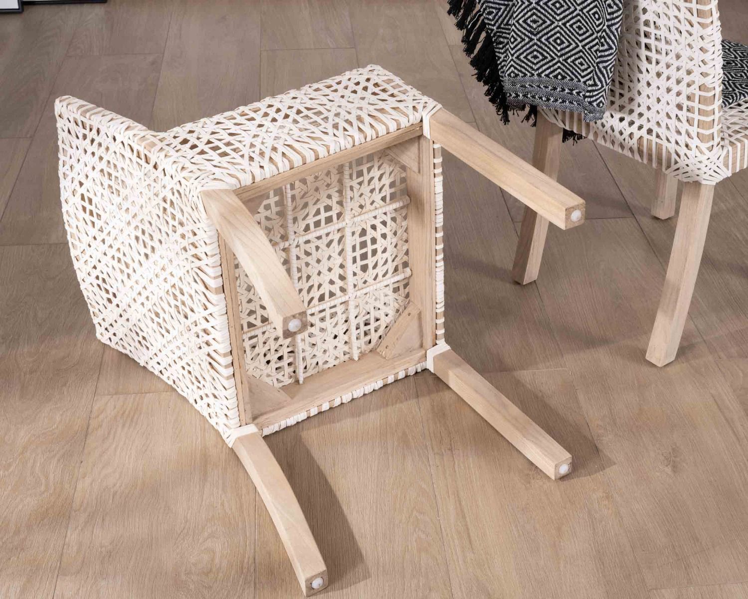 Silla de comedor con reposabrazos de cuero blanco trenzado y teca «Mambow»