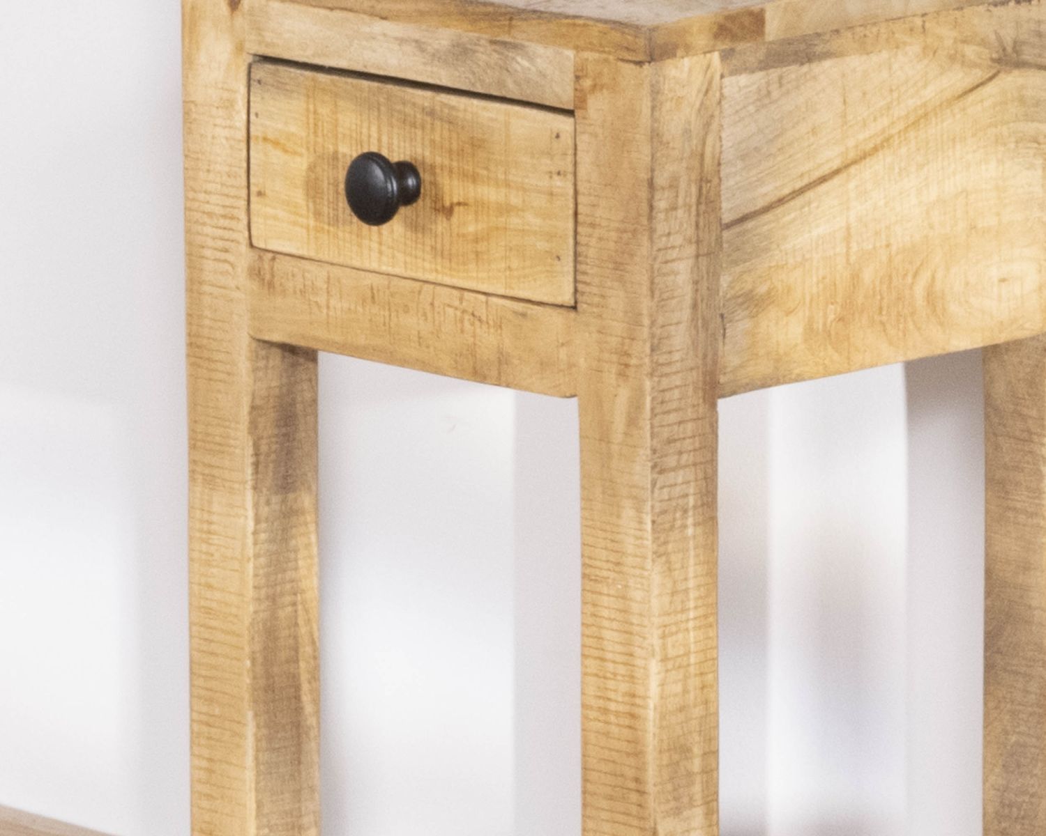 Mesita de noche alta o con repisa y un cajón «Manoha» de madera de mango, 70 cm de altura