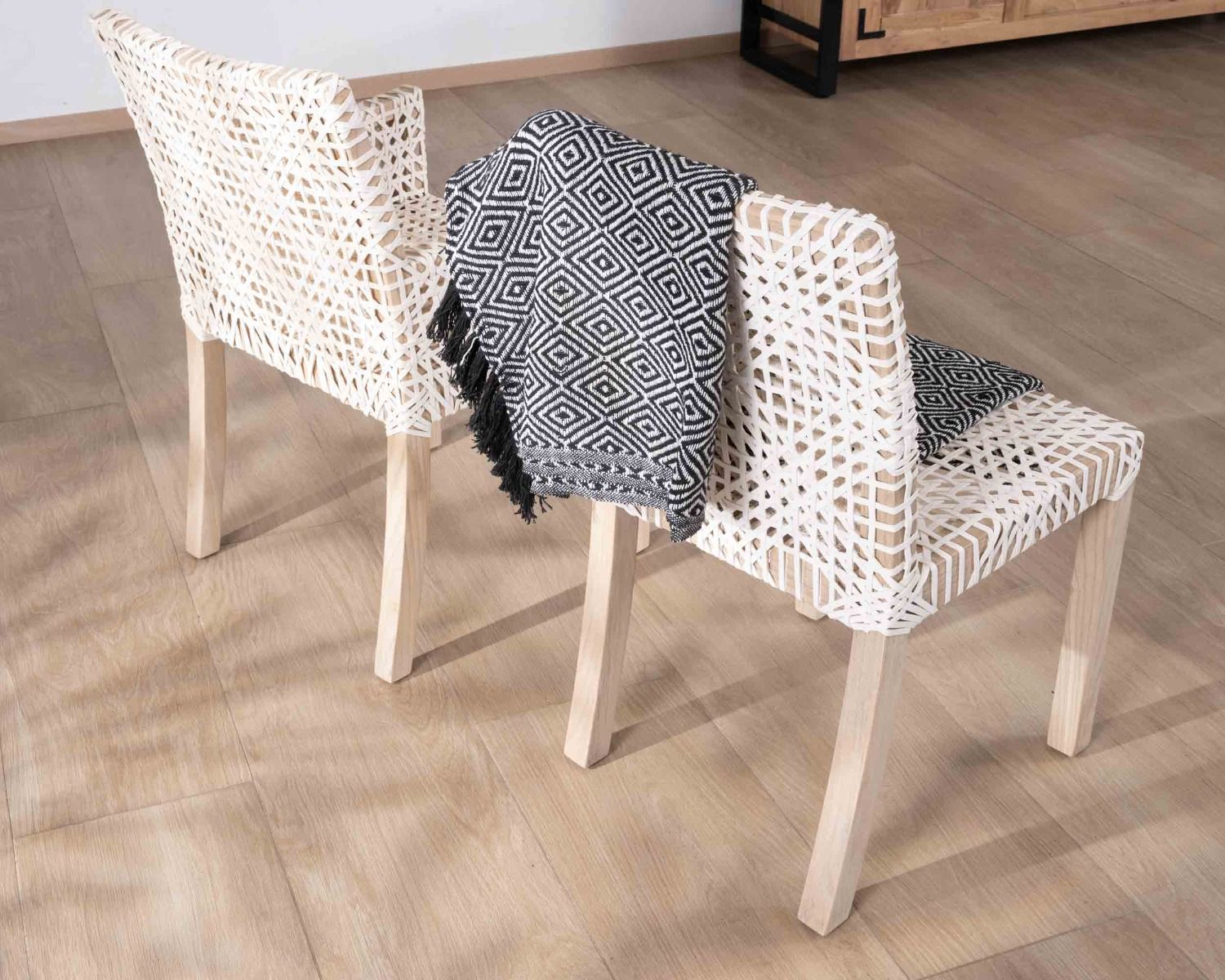 Silla de comedor con reposabrazos de cuero blanco trenzado y teca «Mambow»