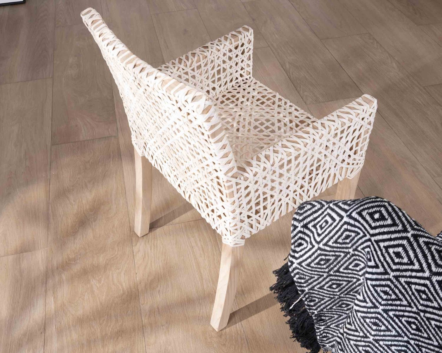 Silla de comedor con reposabrazos de cuero blanco trenzado y teca «Mambow»