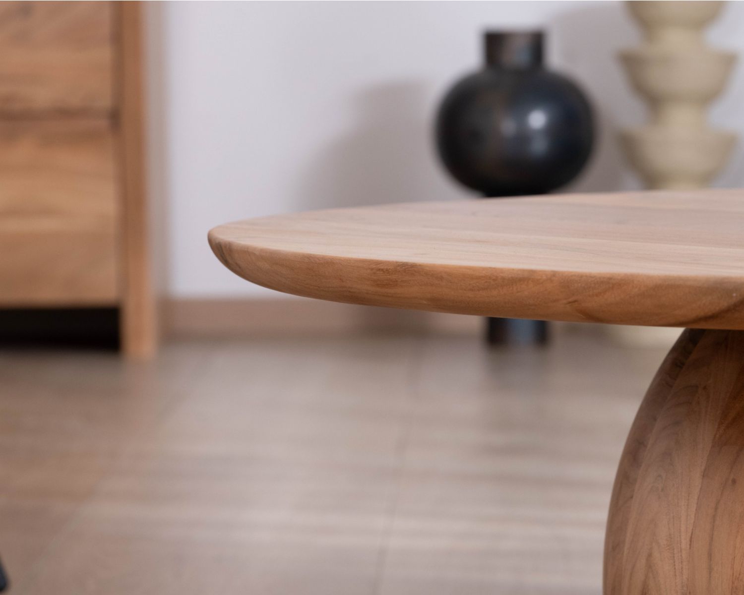 Mesa de centro de diseño, redonda, de madera maciza de acacia, con pata esférica «Voluto»