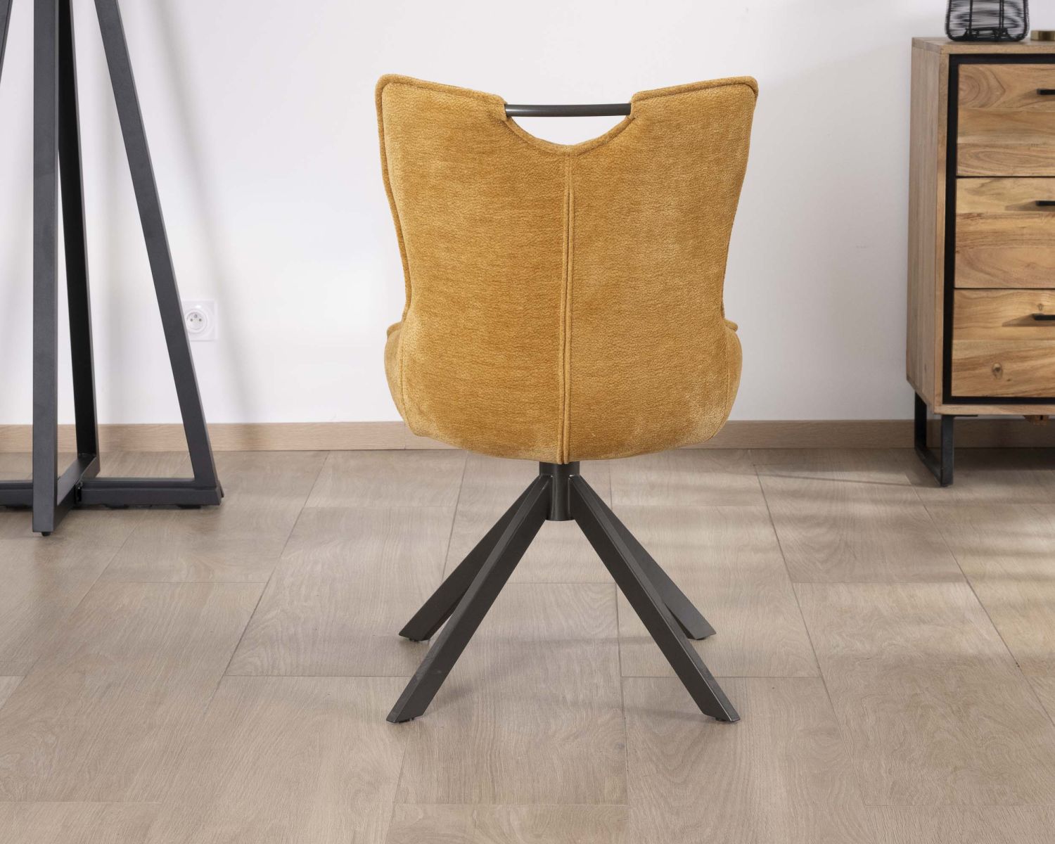 Lote de 2 sillas de tela amarillo mostaza con base giratoria de metal «Biorg», estilo retro