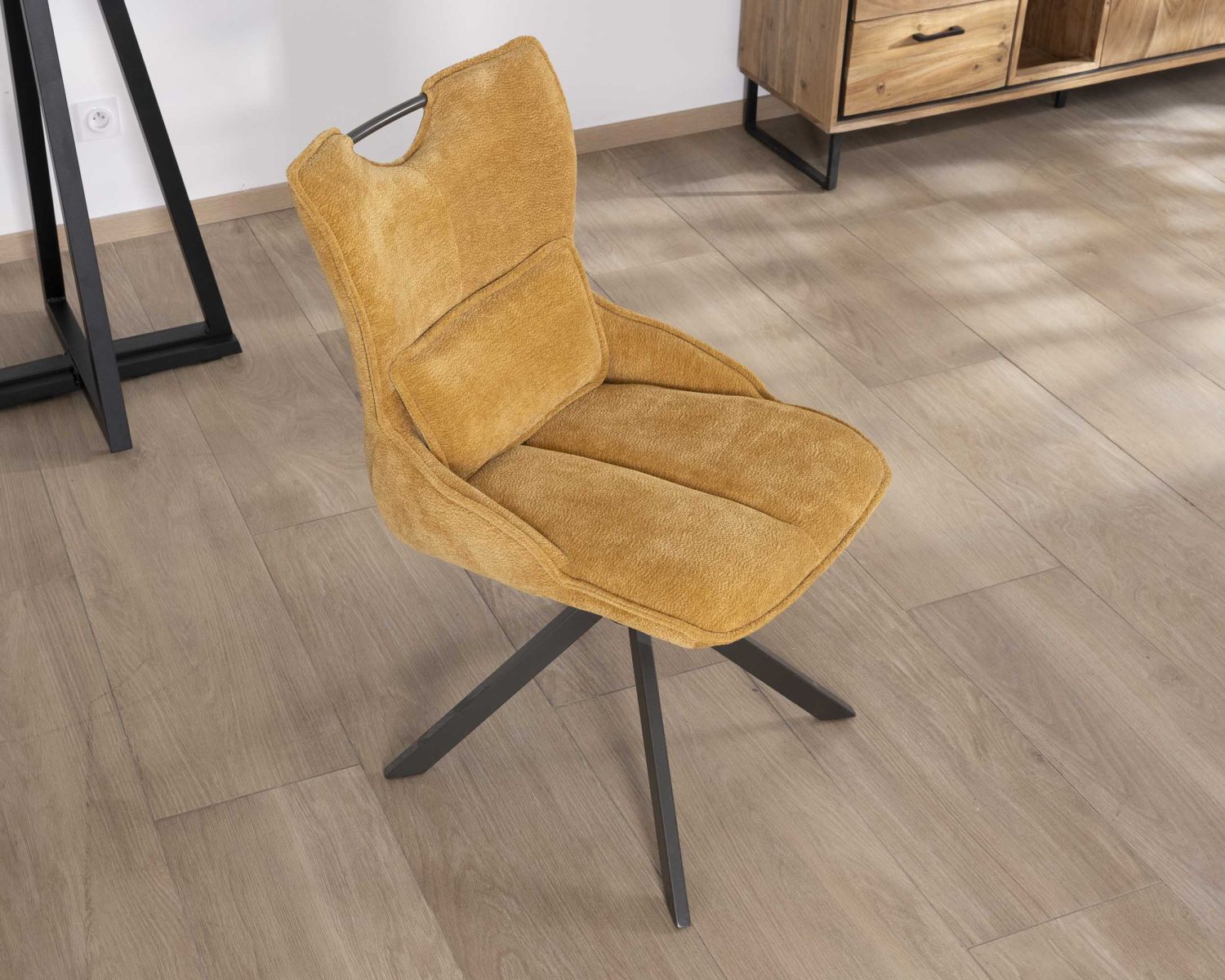 Lote de 2 sillas de tela amarillo mostaza con base giratoria de metal «Biorg», estilo retro
