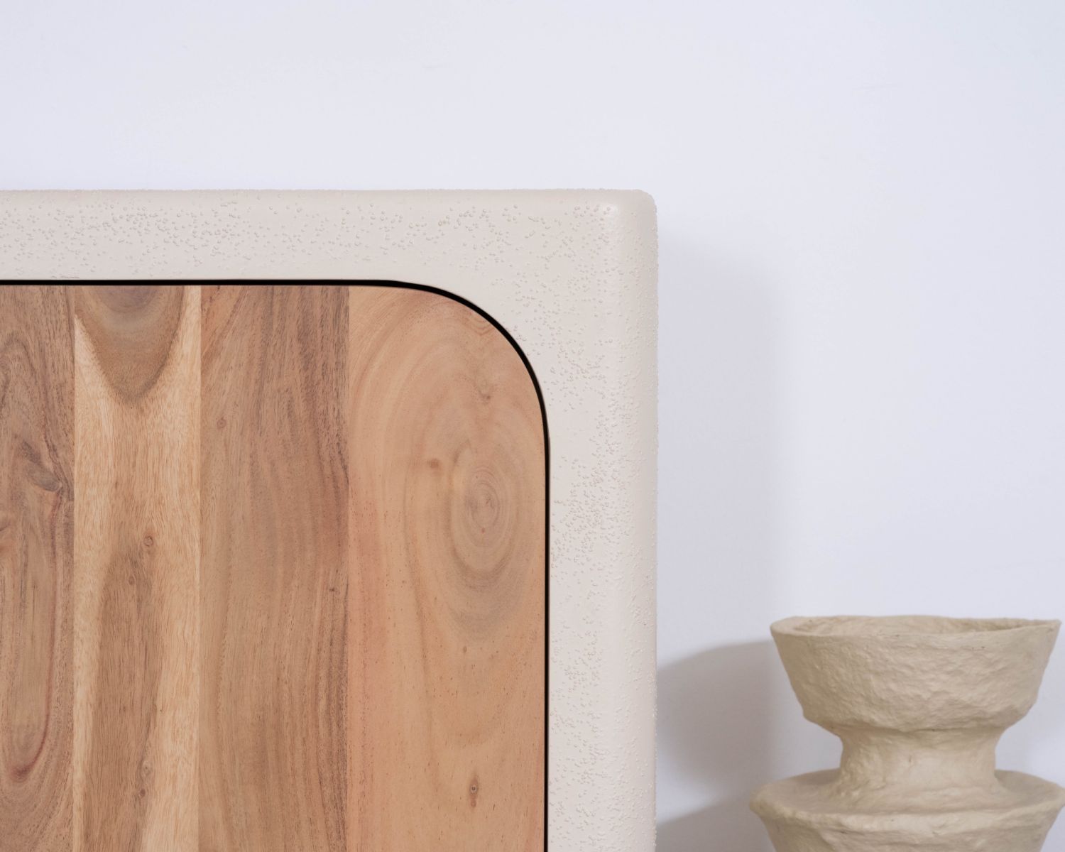 Aparador bajo de 4 puertas, de estilo orgánico y contemporáneo, «Miona»