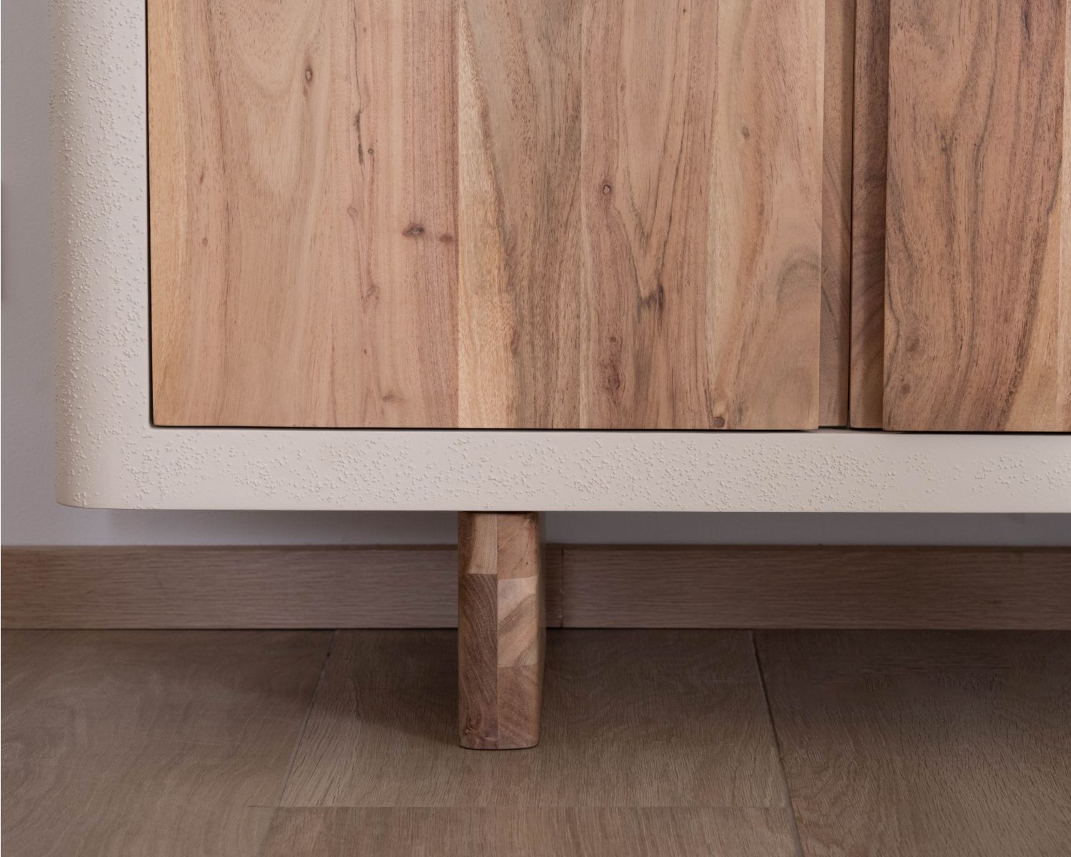 Aparador bajo de 4 puertas, de estilo orgánico y contemporáneo, «Miona»