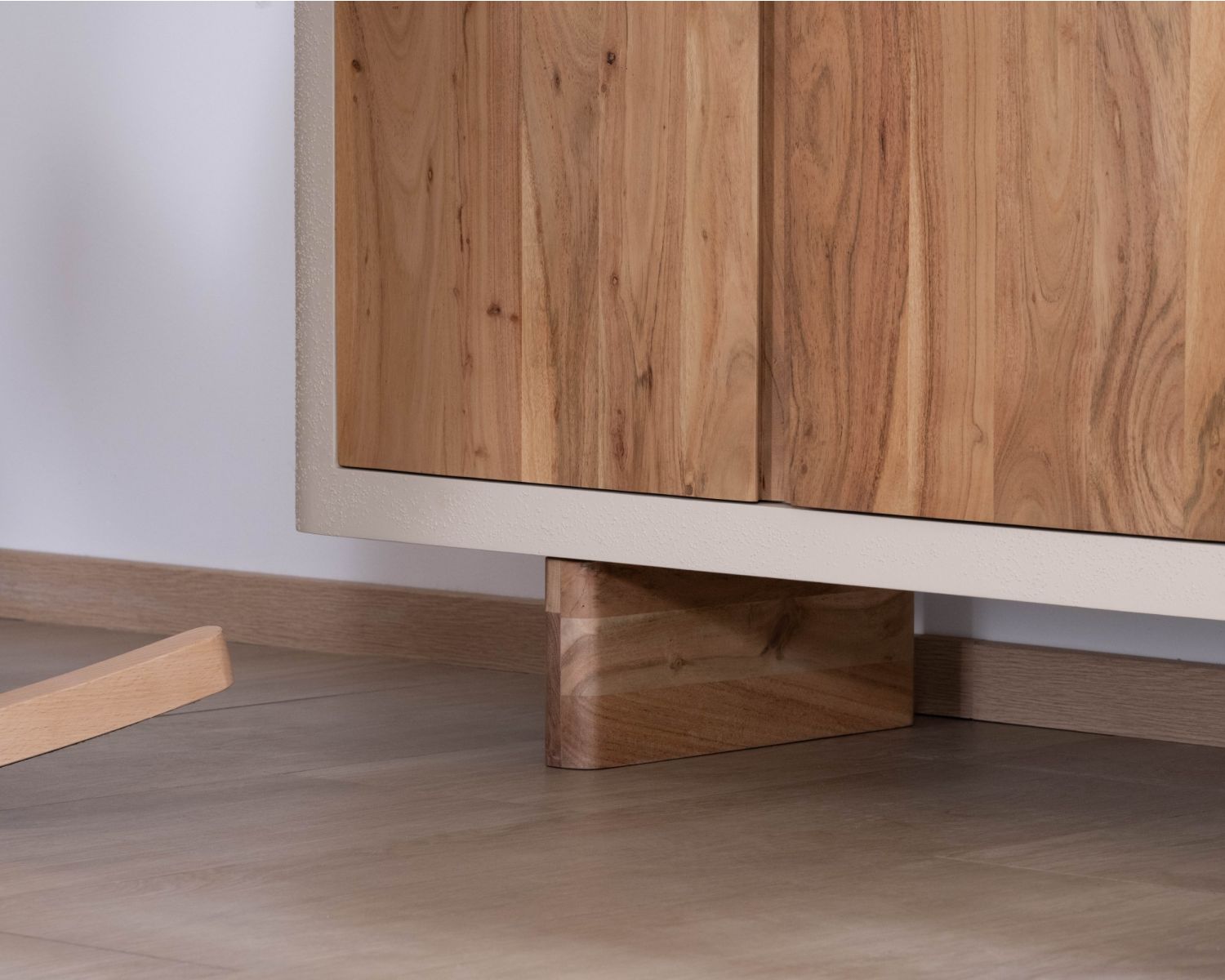 Aparador bajo de 4 puertas, de estilo orgánico y contemporáneo, «Miona»