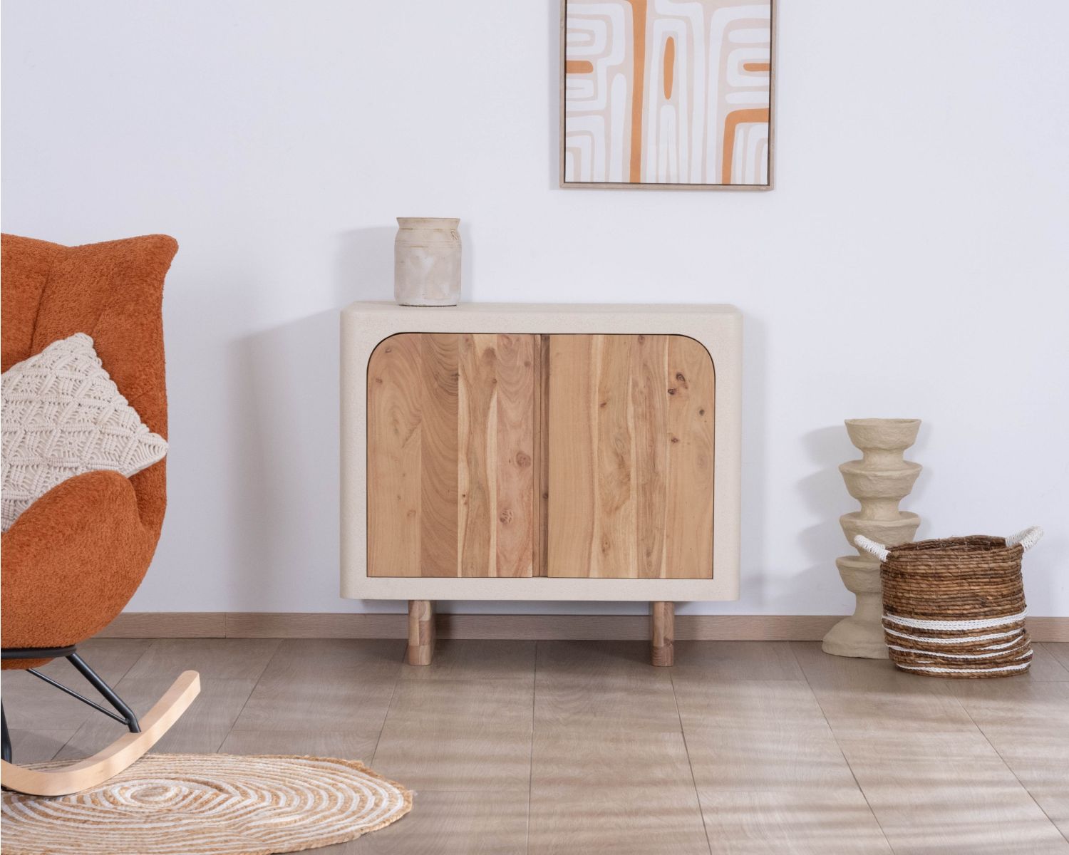 Pequeño mueble de almacenamiento de diseño, fabricado en madera de acacia natural y con acabado «Miona» con aspecto de hormigón lijado