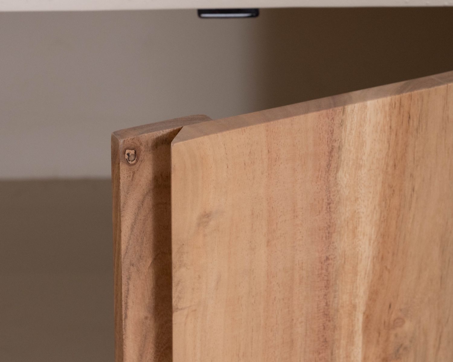 Pequeño mueble de almacenamiento de diseño, fabricado en madera de acacia natural y con acabado «Miona» con aspecto de hormigón lijado