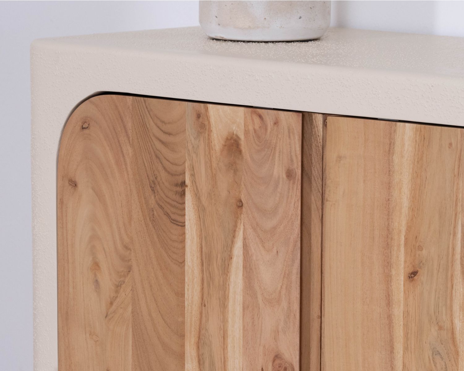 Pequeño mueble de almacenamiento de diseño, fabricado en madera de acacia natural y con acabado «Miona» con aspecto de hormigón lijado