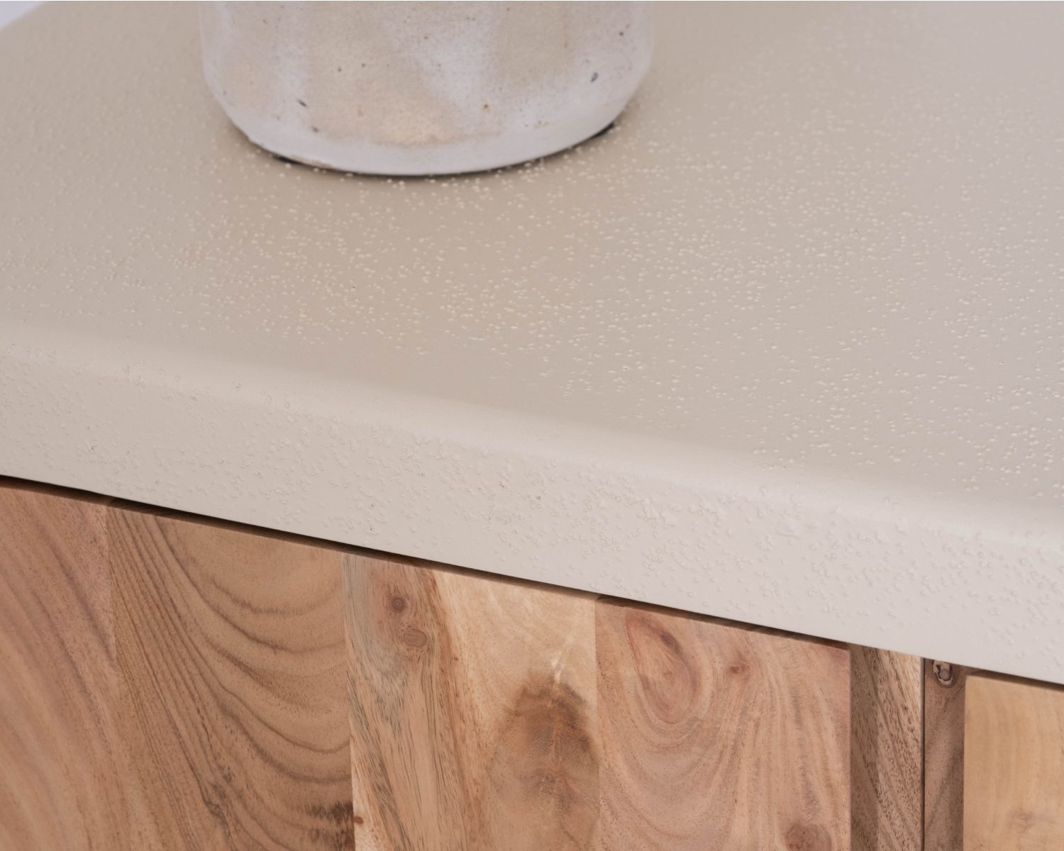 Pequeño mueble de almacenamiento de diseño, fabricado en madera de acacia natural y con acabado «Miona» con aspecto de hormigón lijado