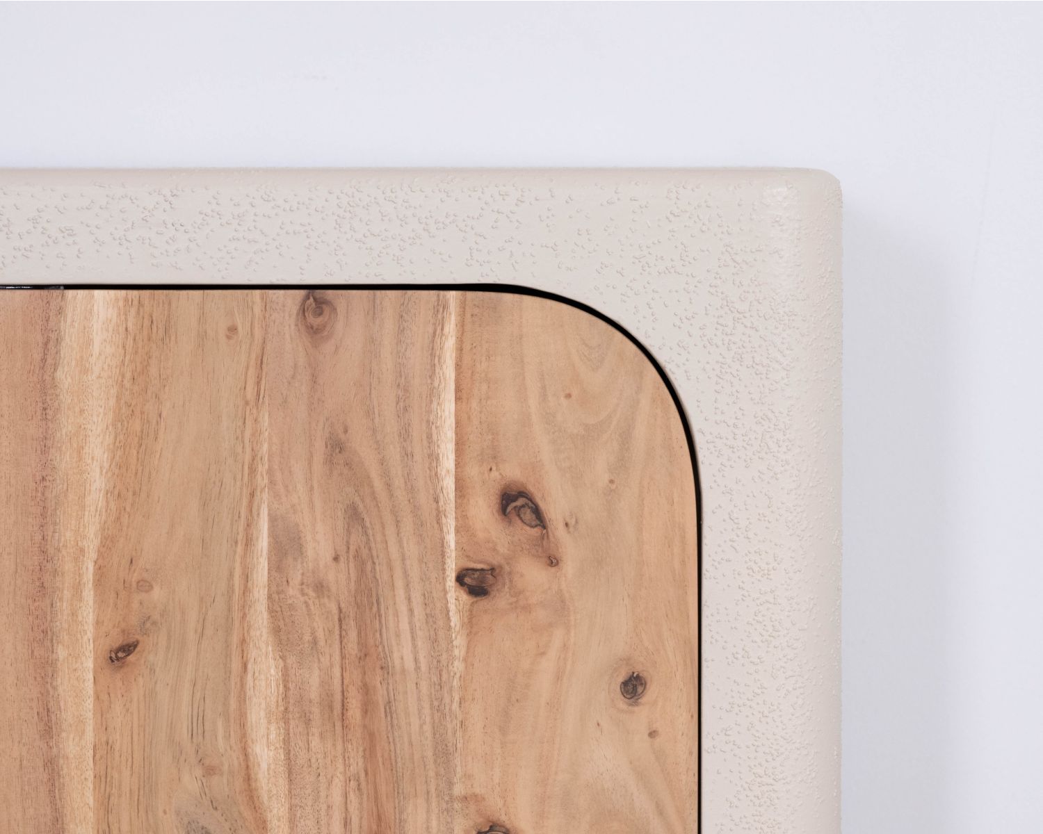 Pequeño mueble de almacenamiento de diseño, fabricado en madera de acacia natural y con acabado «Miona» con aspecto de hormigón lijado