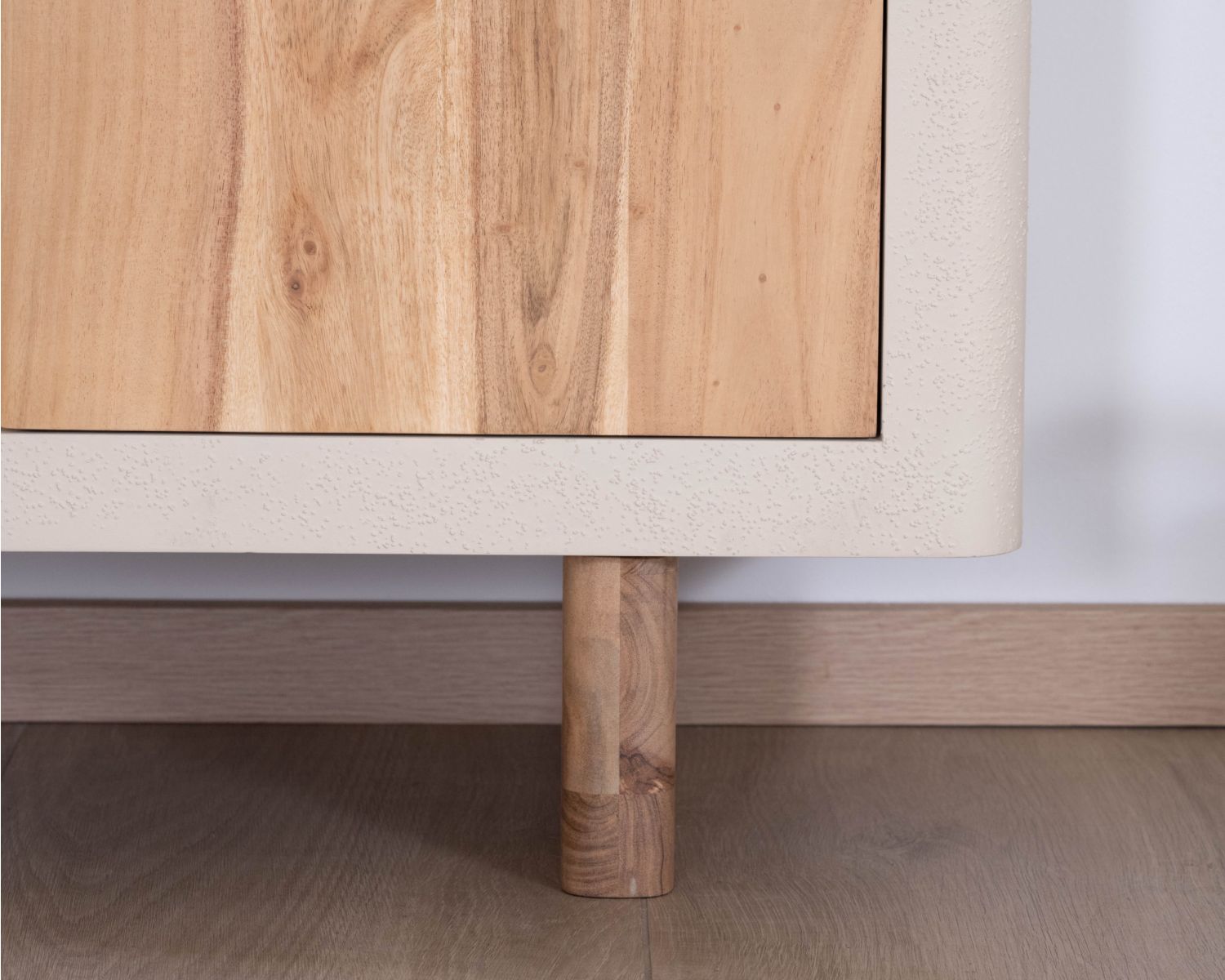 Pequeño mueble de almacenamiento de diseño, fabricado en madera de acacia natural y con acabado «Miona» con aspecto de hormigón lijado