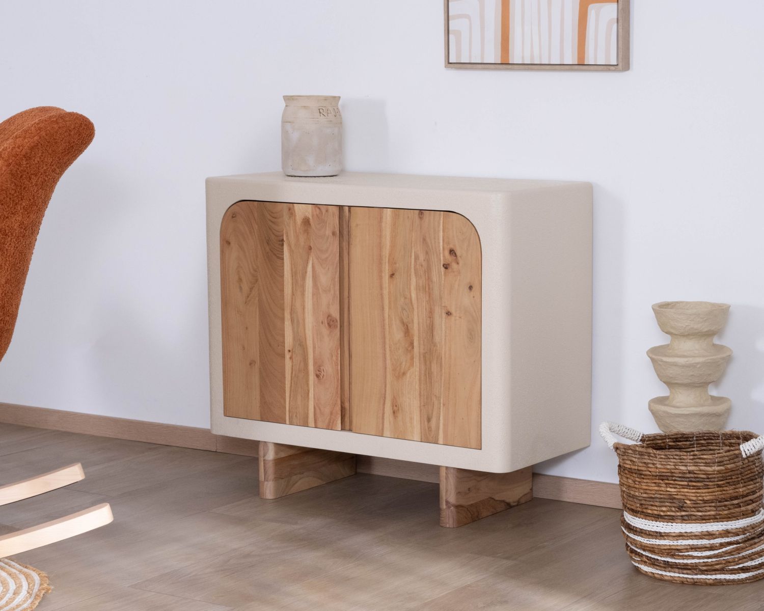 Pequeño mueble de almacenamiento de diseño, fabricado en madera de acacia natural y con acabado «Miona» con aspecto de hormigón lijado