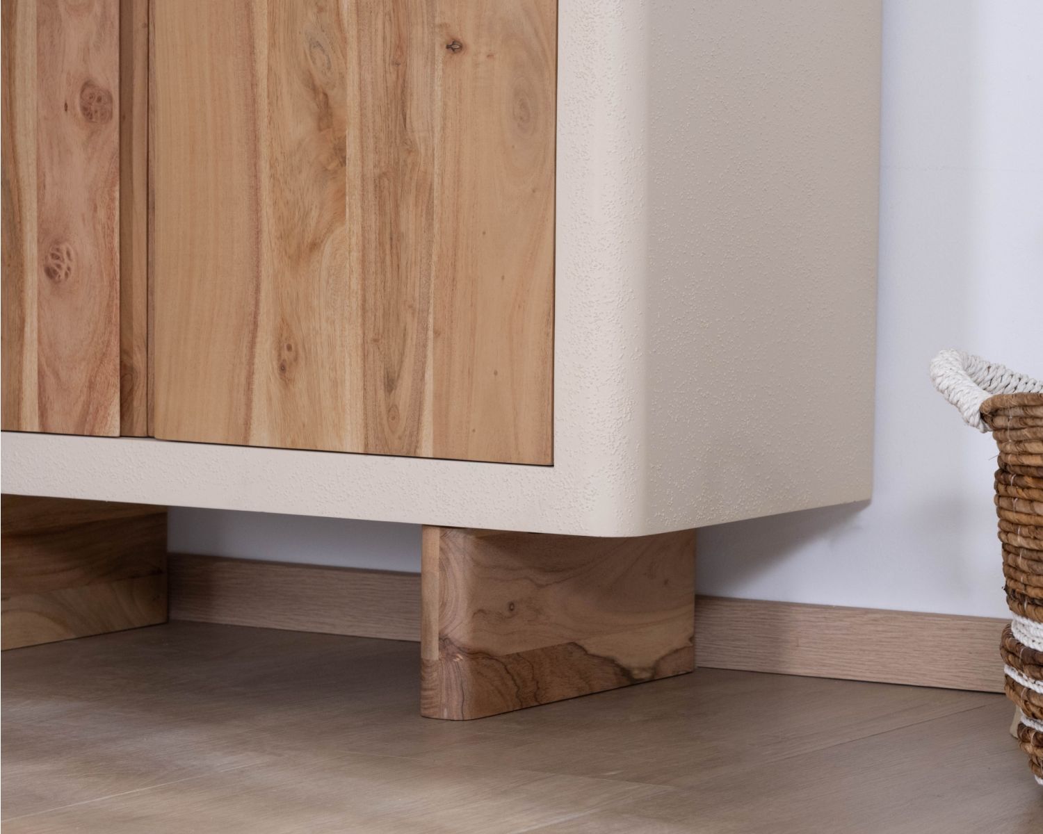 Pequeño mueble de almacenamiento de diseño, fabricado en madera de acacia natural y con acabado «Miona» con aspecto de hormigón lijado