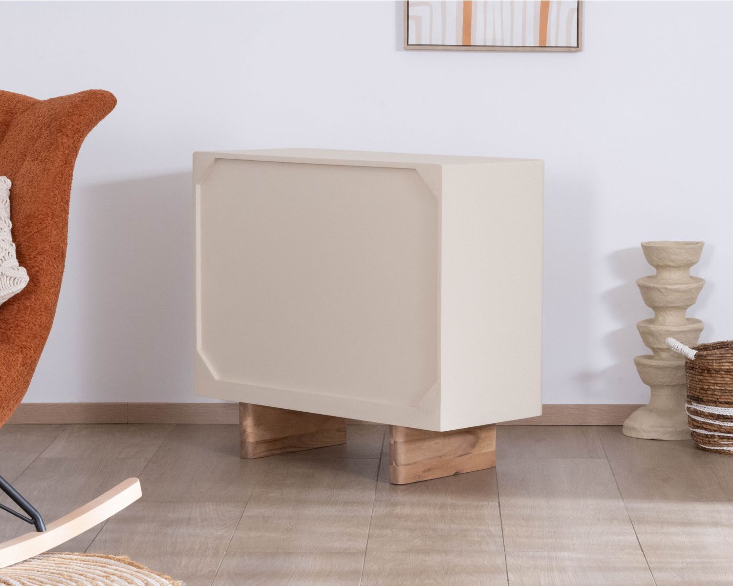 Pequeño mueble de almacenamiento de diseño, fabricado en madera de acacia natural y con acabado «Miona» con aspecto de hormigón lijado
