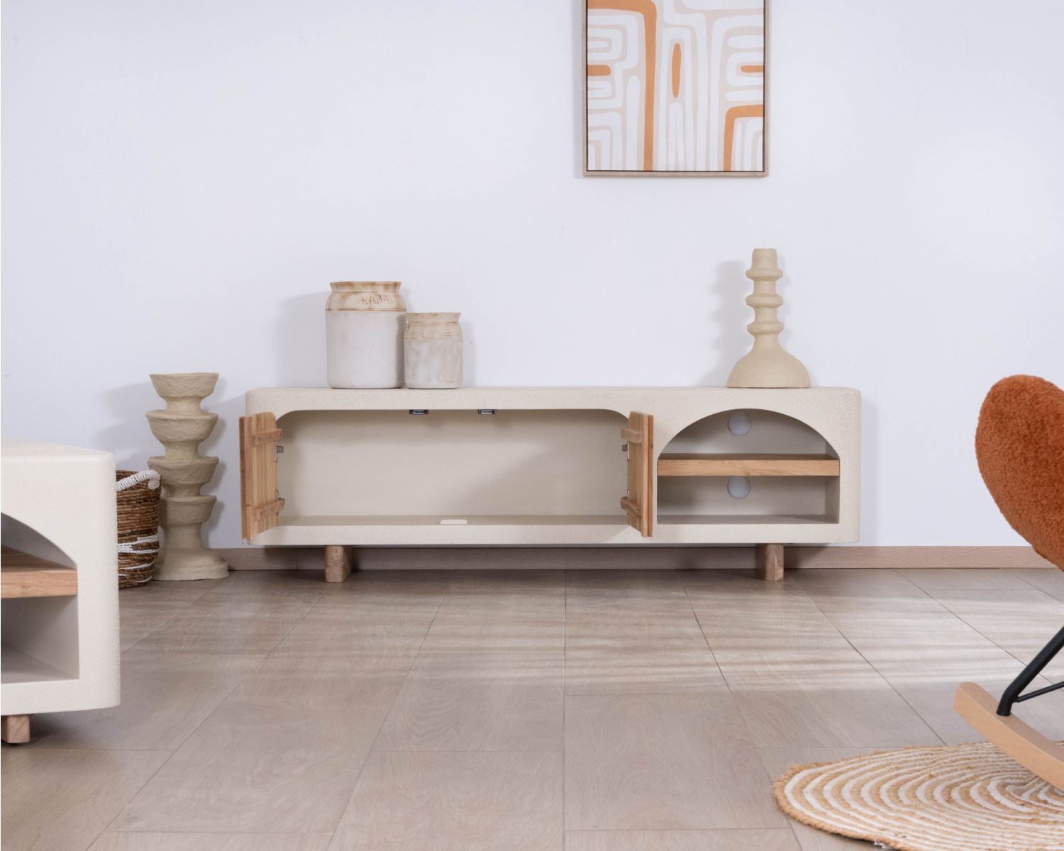 Mueble de televisión contemporáneo con acabado de hormigón pulido y madera de acacia «Miona»