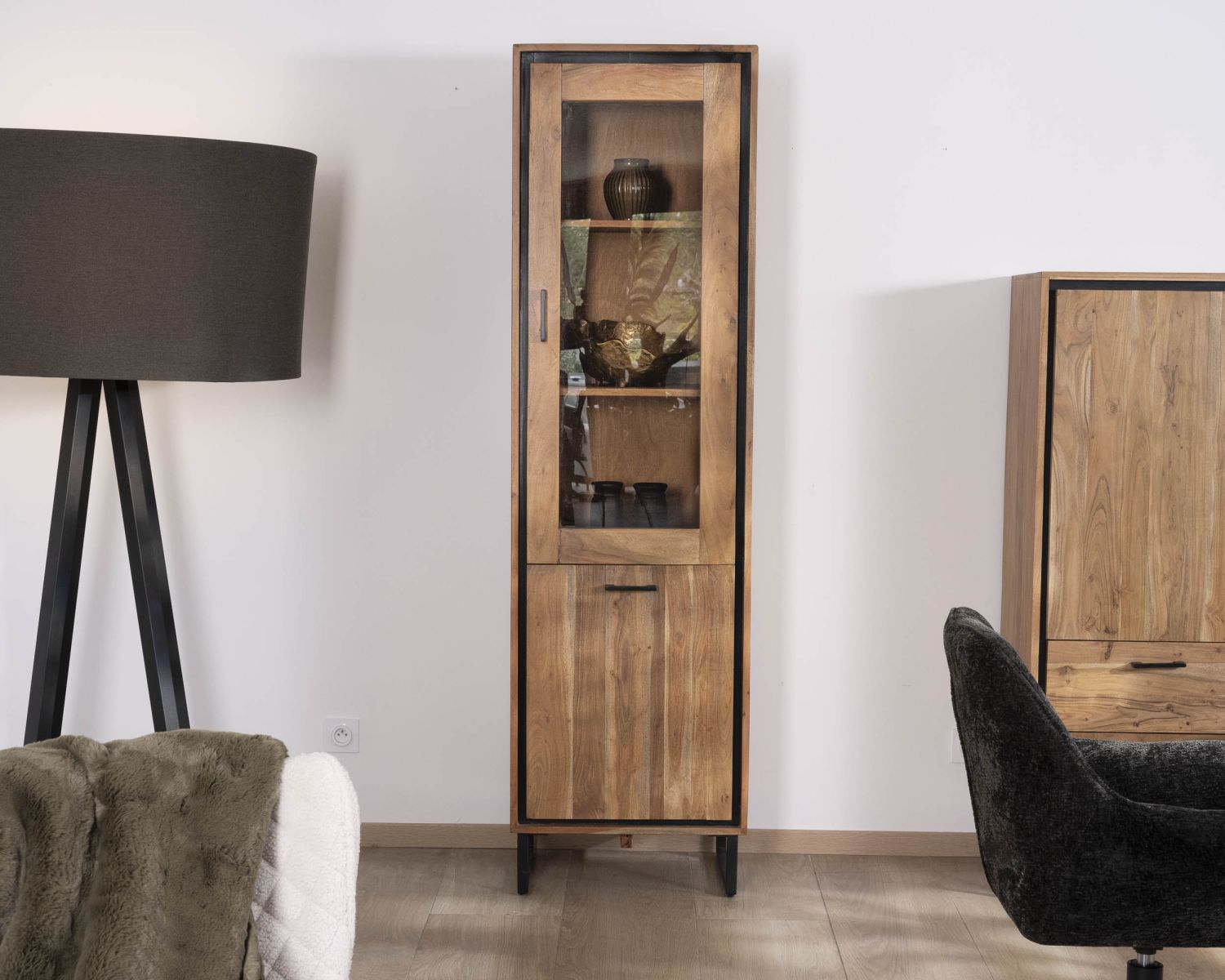 Vitrina de estilo industrial de madera de acacia «Baltik» con cristal tintado en marrón