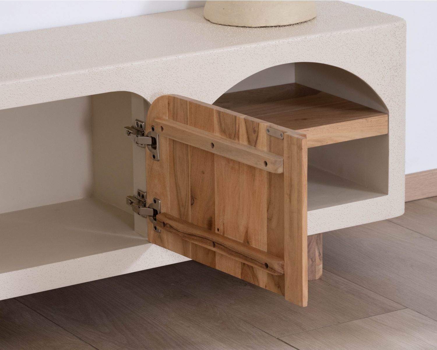 Mueble de televisión contemporáneo con acabado de hormigón pulido y madera de acacia «Miona»