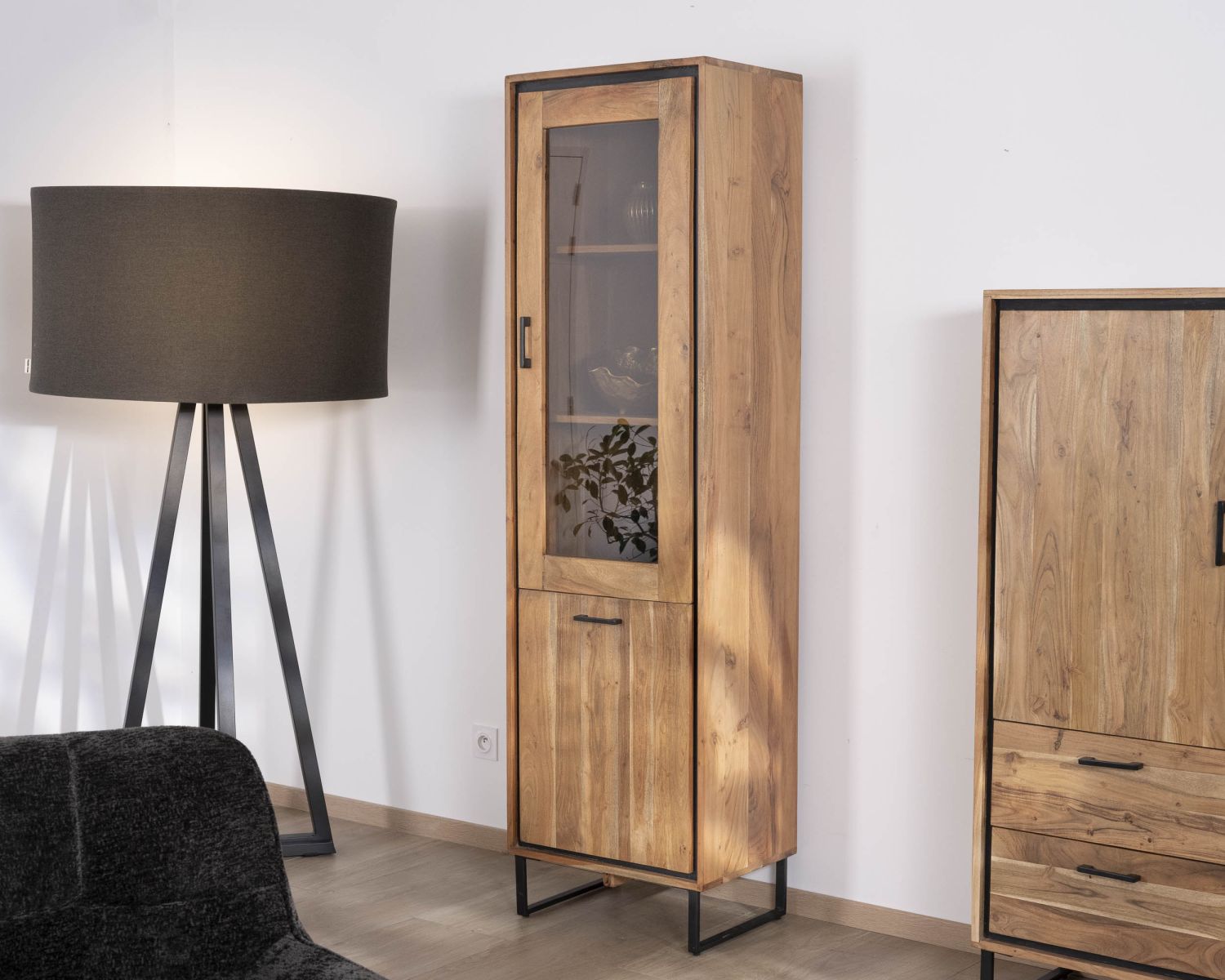 Vitrina de estilo industrial de madera de acacia «Baltik» con cristal tintado en marrón