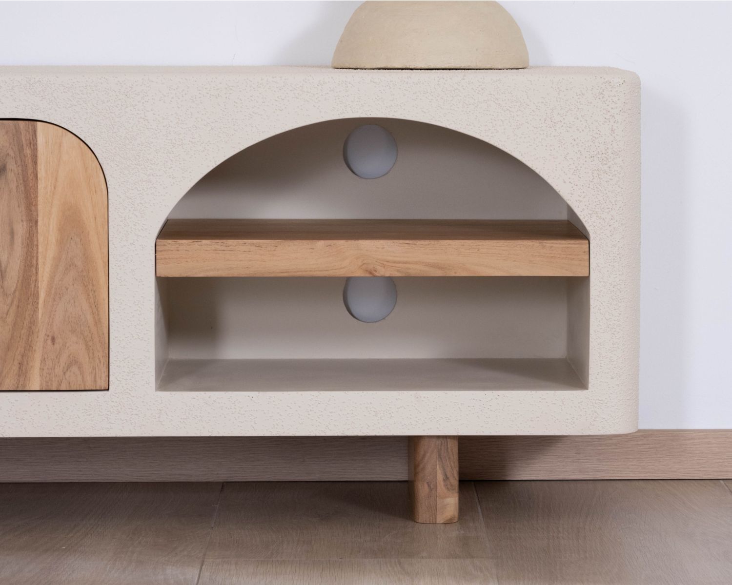 Mueble de televisión contemporáneo con acabado de hormigón pulido y madera de acacia «Miona»