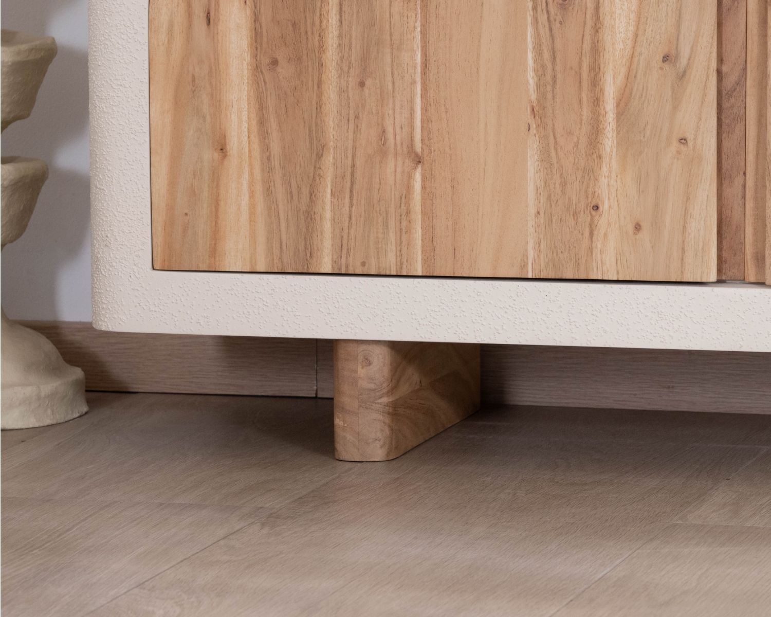 Mueble de televisión contemporáneo con acabado de hormigón pulido y madera de acacia «Miona»