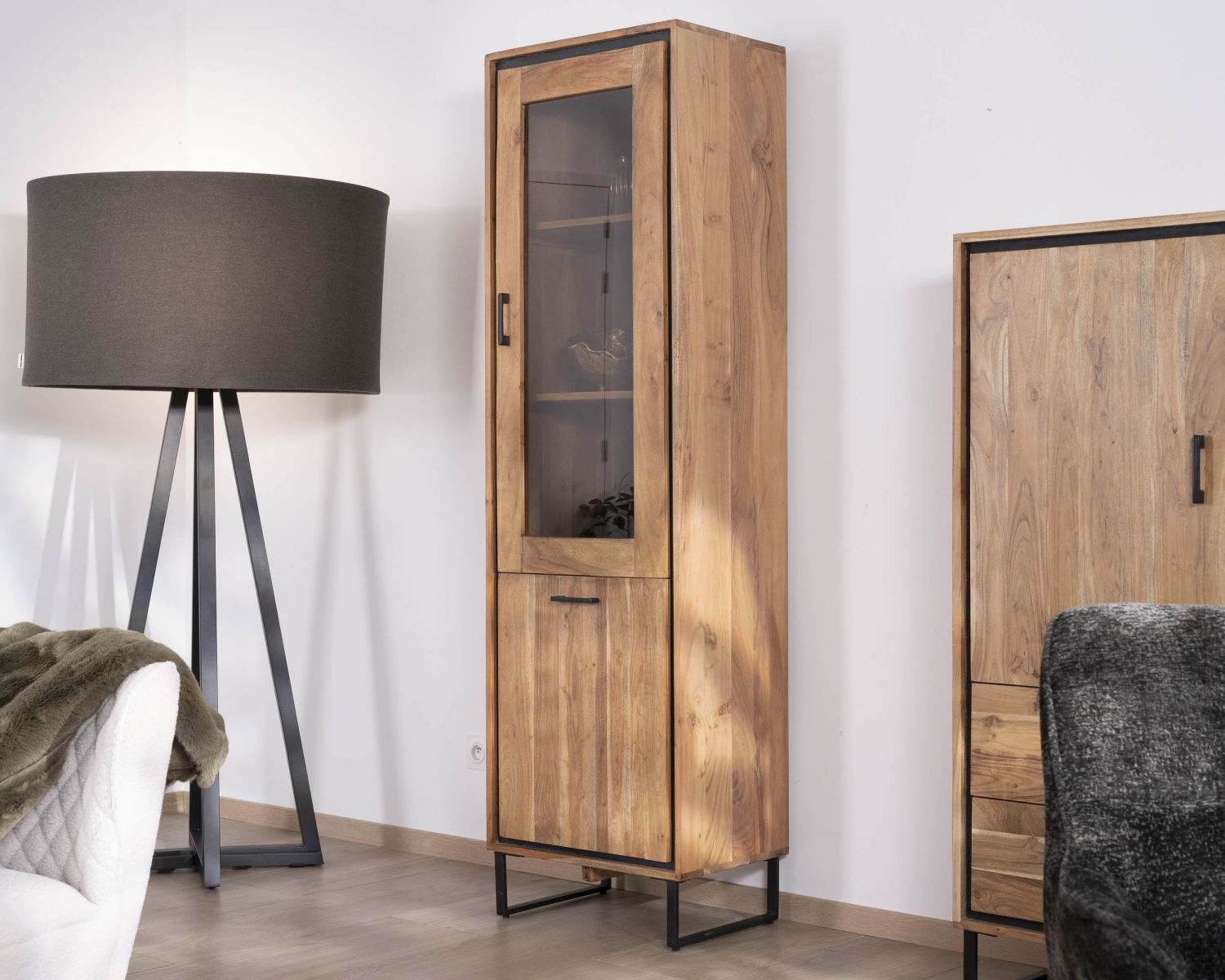 Vitrina de estilo industrial de madera de acacia «Baltik» con cristal tintado en marrón