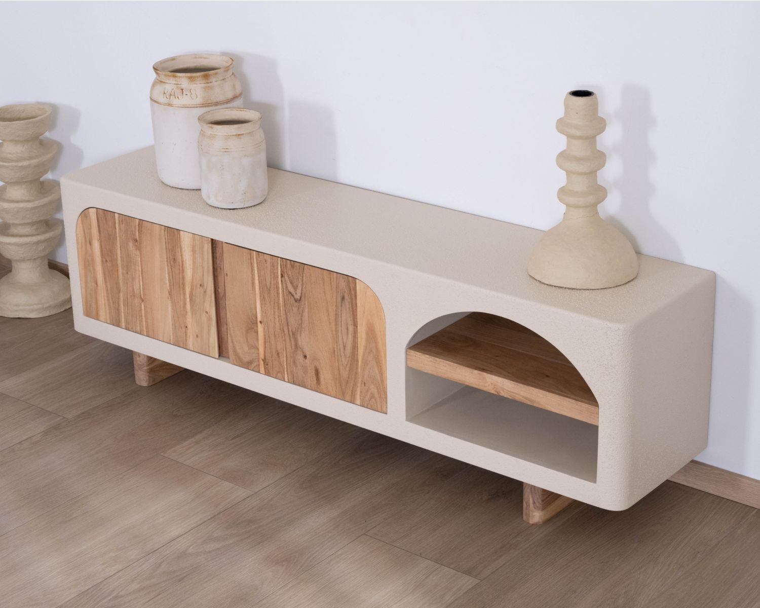 Mueble de televisión contemporáneo con acabado de hormigón pulido y madera de acacia «Miona»