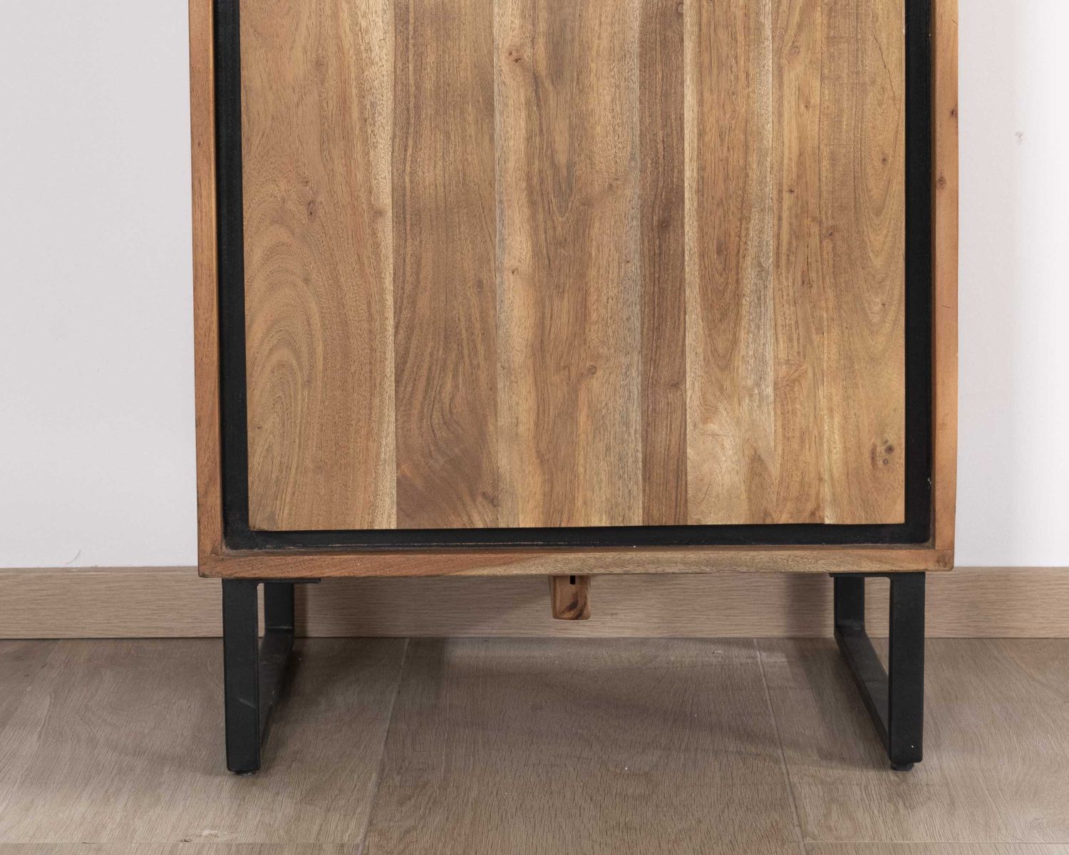 Vitrina de estilo industrial de madera de acacia «Baltik» con cristal tintado en marrón