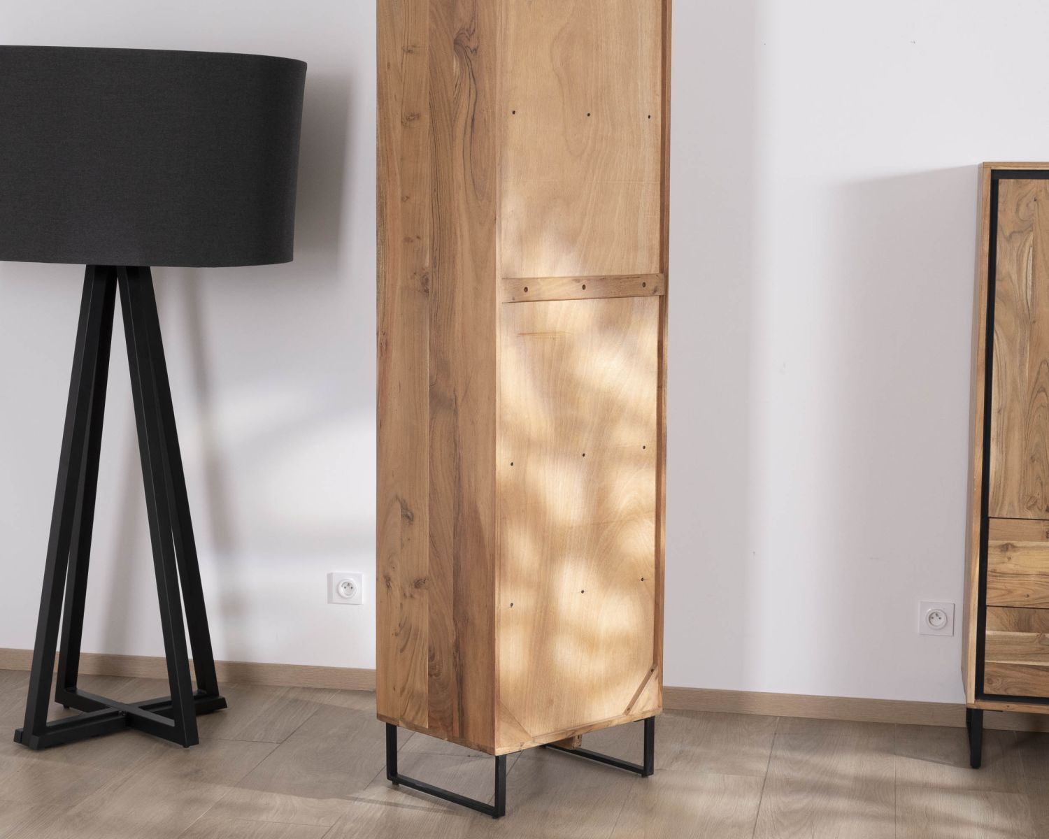 Vitrina de estilo industrial de madera de acacia «Baltik» con cristal tintado en marrón